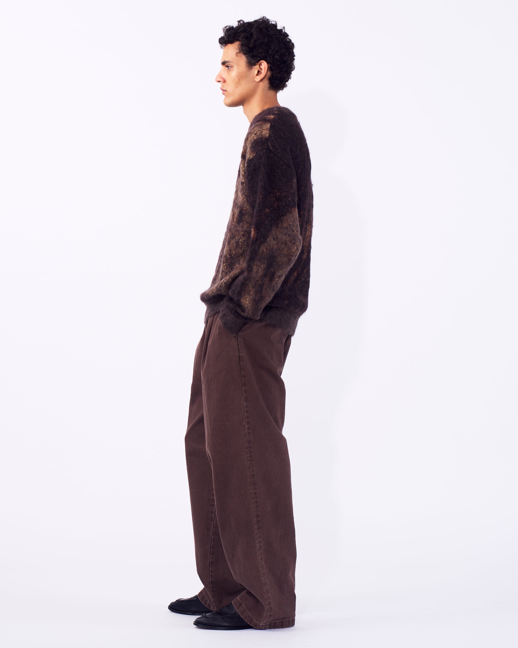 YOKE（ヨーク） アブストラクトクルーネックセーター ブラウン 横から見た着用イメージ 全身