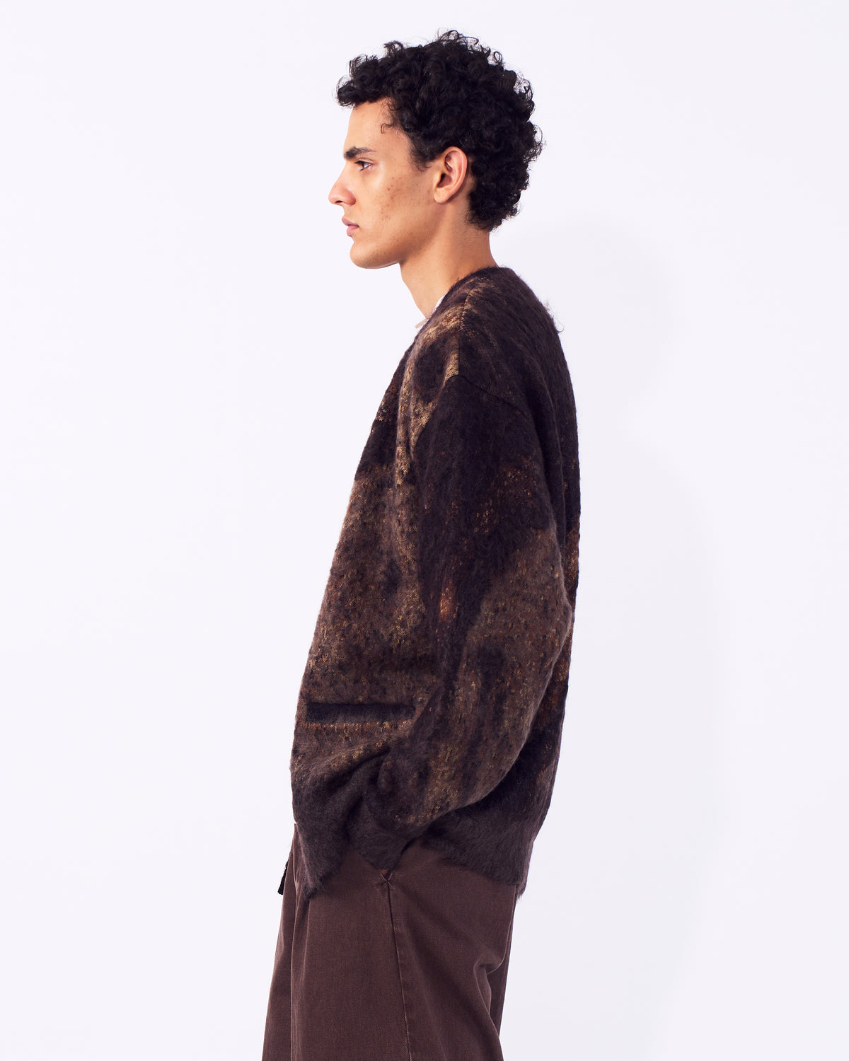 YOKE（ヨーク） アブストラクトモヘアカーディガン ブラウン 横から見た着用イメージ