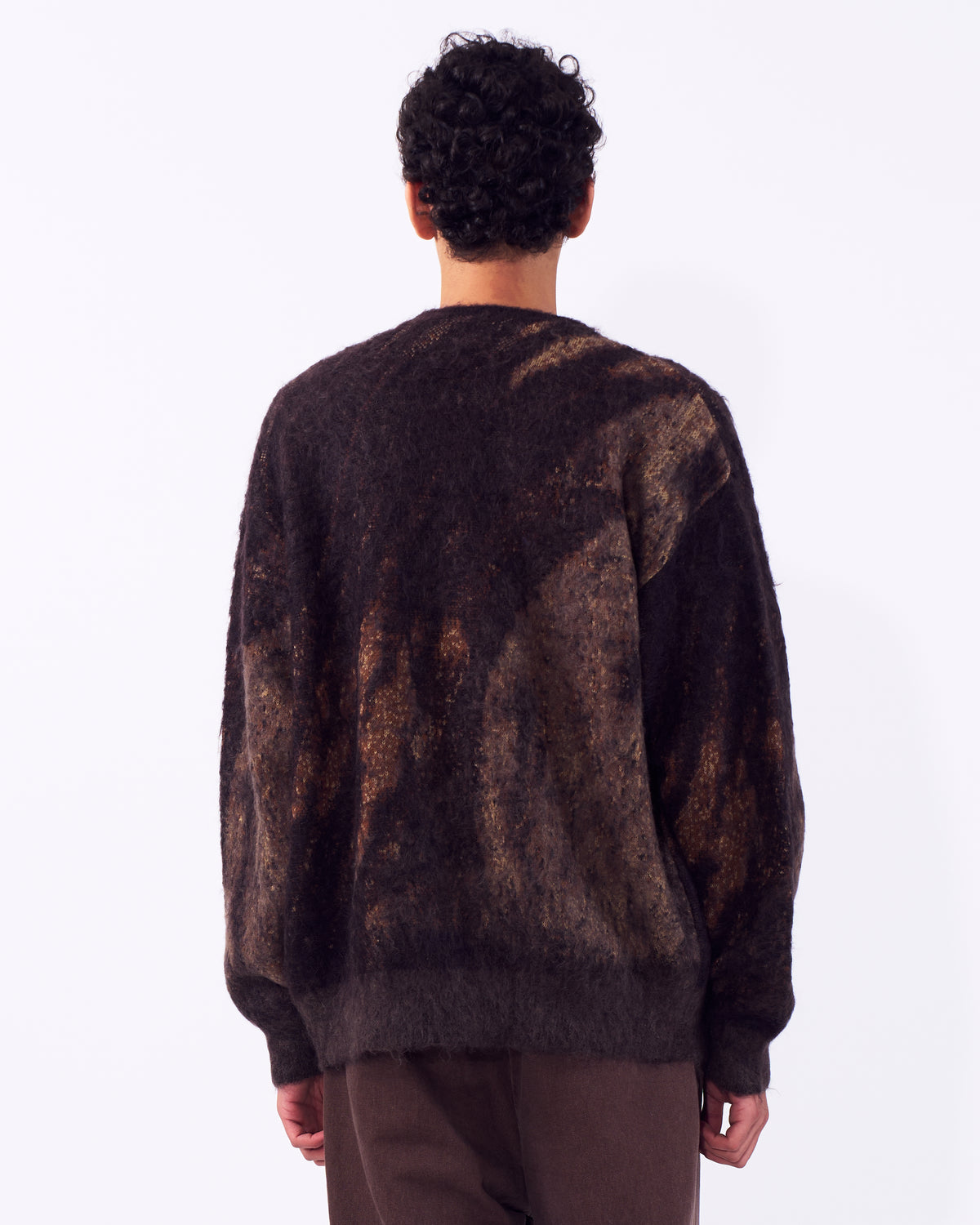 YOKE（ヨーク） アブストラクトモヘアカーディガン ブラウン 後ろから見た着用イメージ