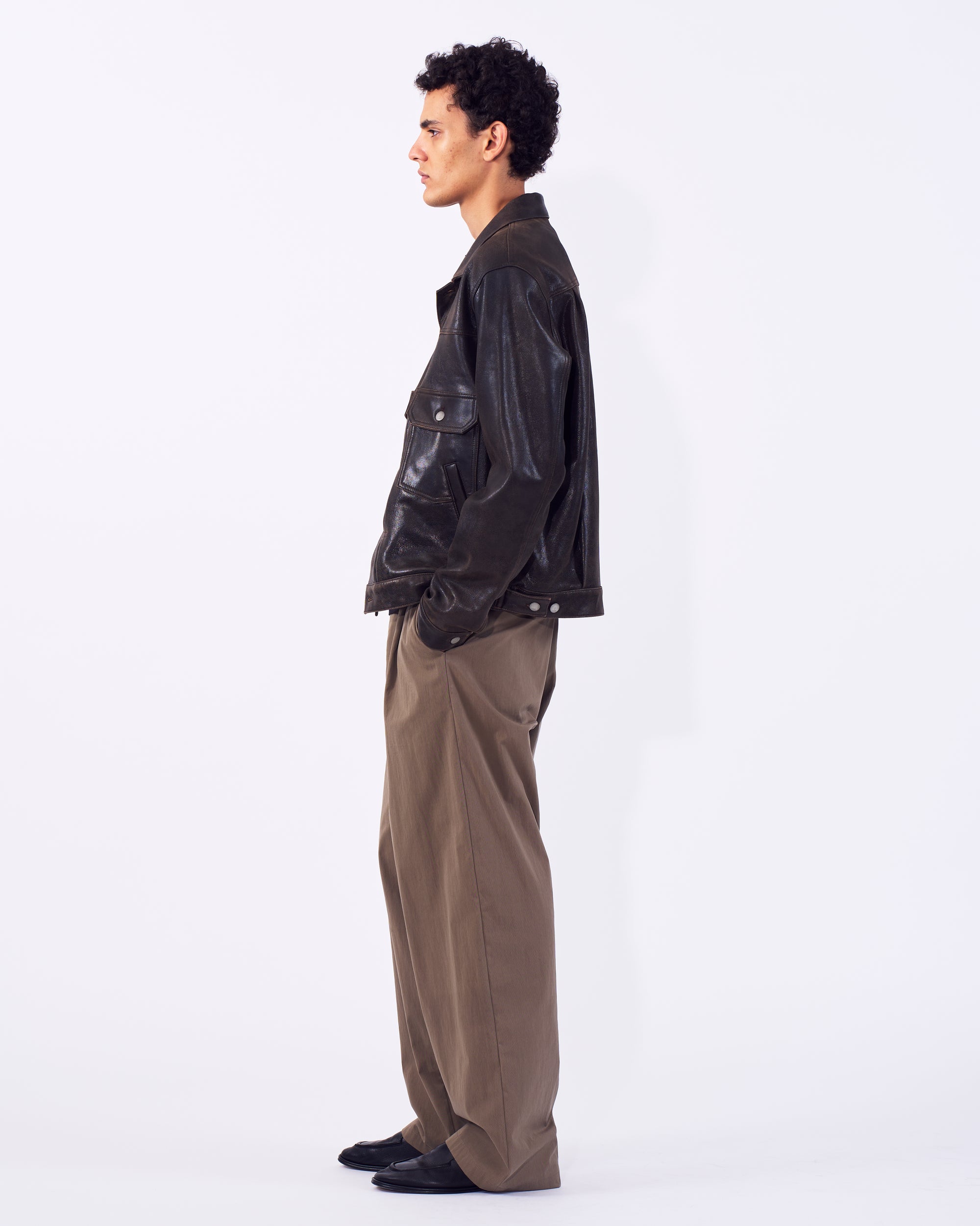 YOKE（ヨーク） ワンプリーツワイドチノパンツ カーキ ベージュ 横から見た着用イメージ 全身