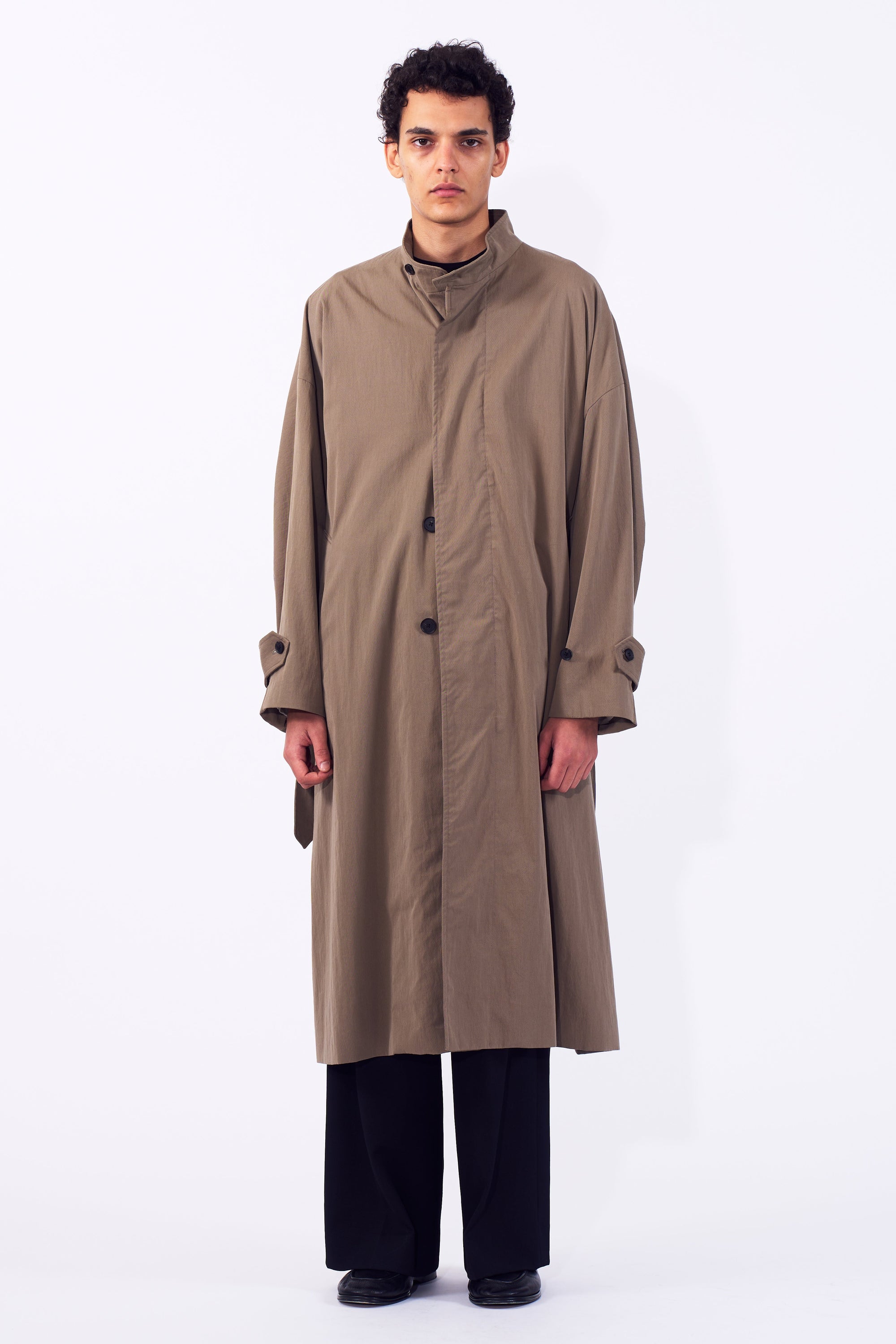 YOKE（ヨーク）スタンドカラーロングコート カーキ 正面から見た着用イメージ 全身
