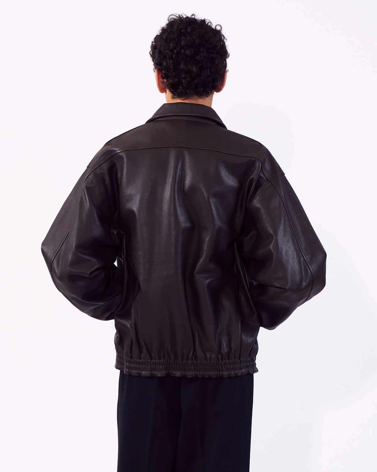 YOKE（ヨーク） カーフレザートラックジャケット ブラウン 後ろから見た着用イメージ
