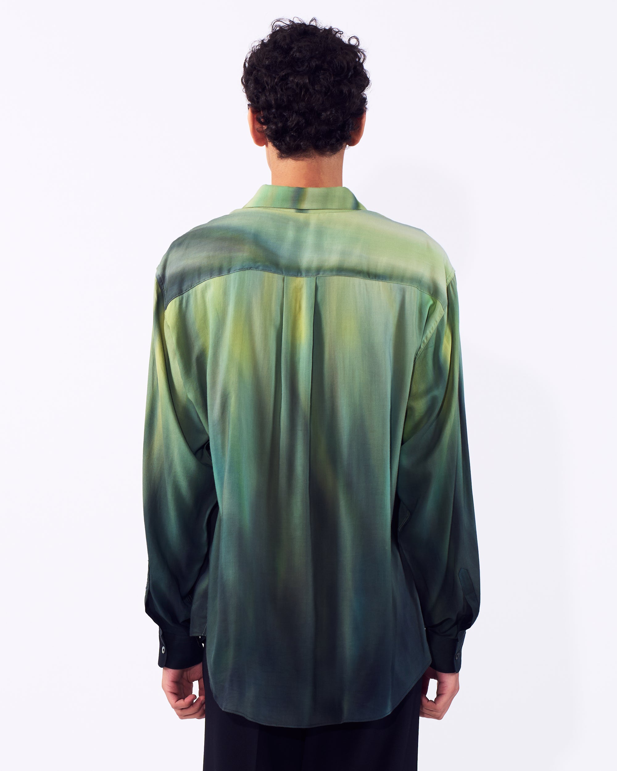 YOKE (ヨーク) ハンドペイントグラデーションオーバーサイズシャツ グリーン 後ろから見た着用イメージ