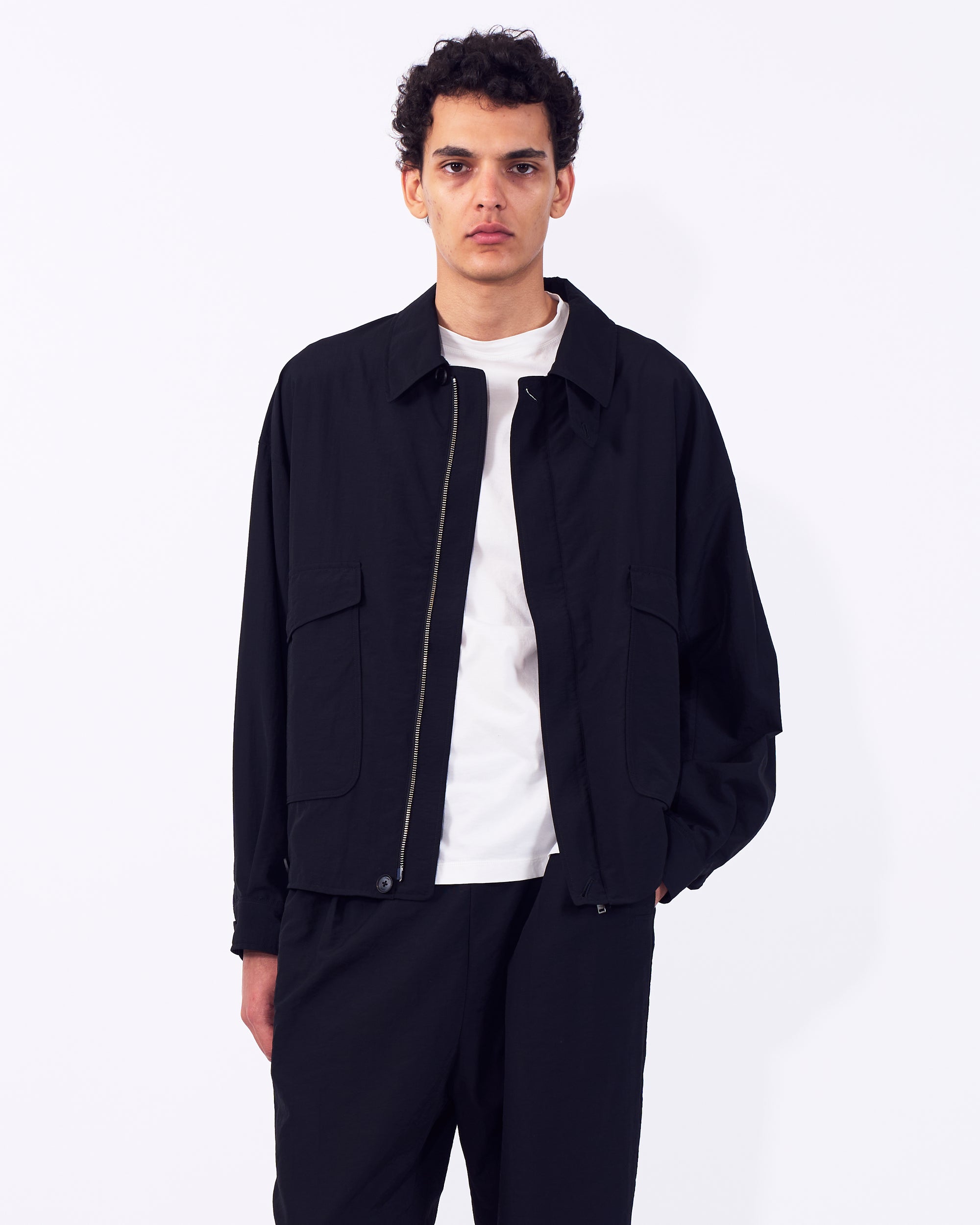 YOKE (ヨーク) ウールナイロンフライトジャケット ブラック 正面から見た着用イメージ