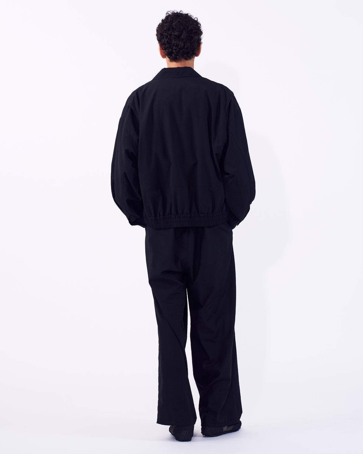 YOKE (ヨーク) ウールナイロンフライトジャケット ブラック 後ろから見た着用イメージ 全身