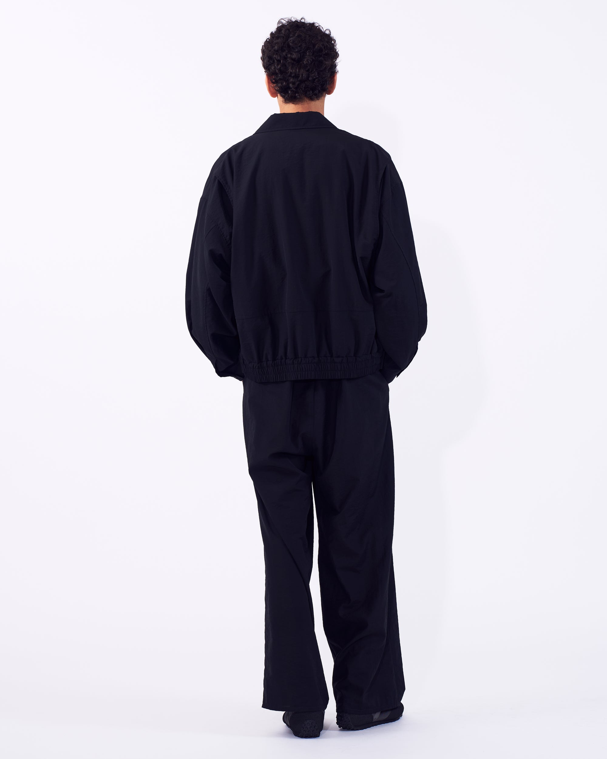 YOKE (ヨーク) ウールナイロンフロントワンタックイージーパンツ ブラック 後ろから見た着用イメージ 全身