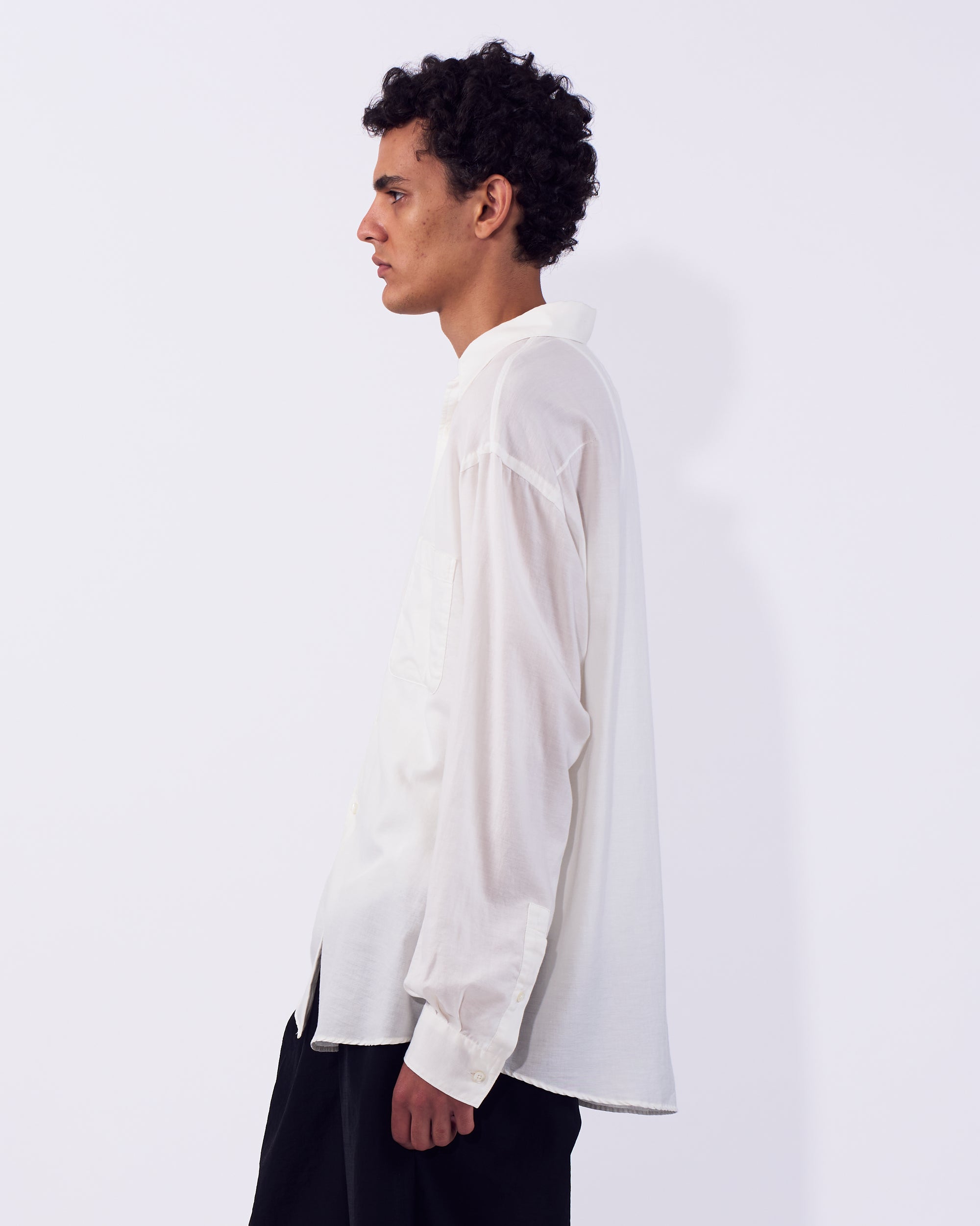 YOKE (ヨーク) コットンシルクツイルガーメントダイドルーズフィットシャツ ホワイト 横から見た着用イメージ