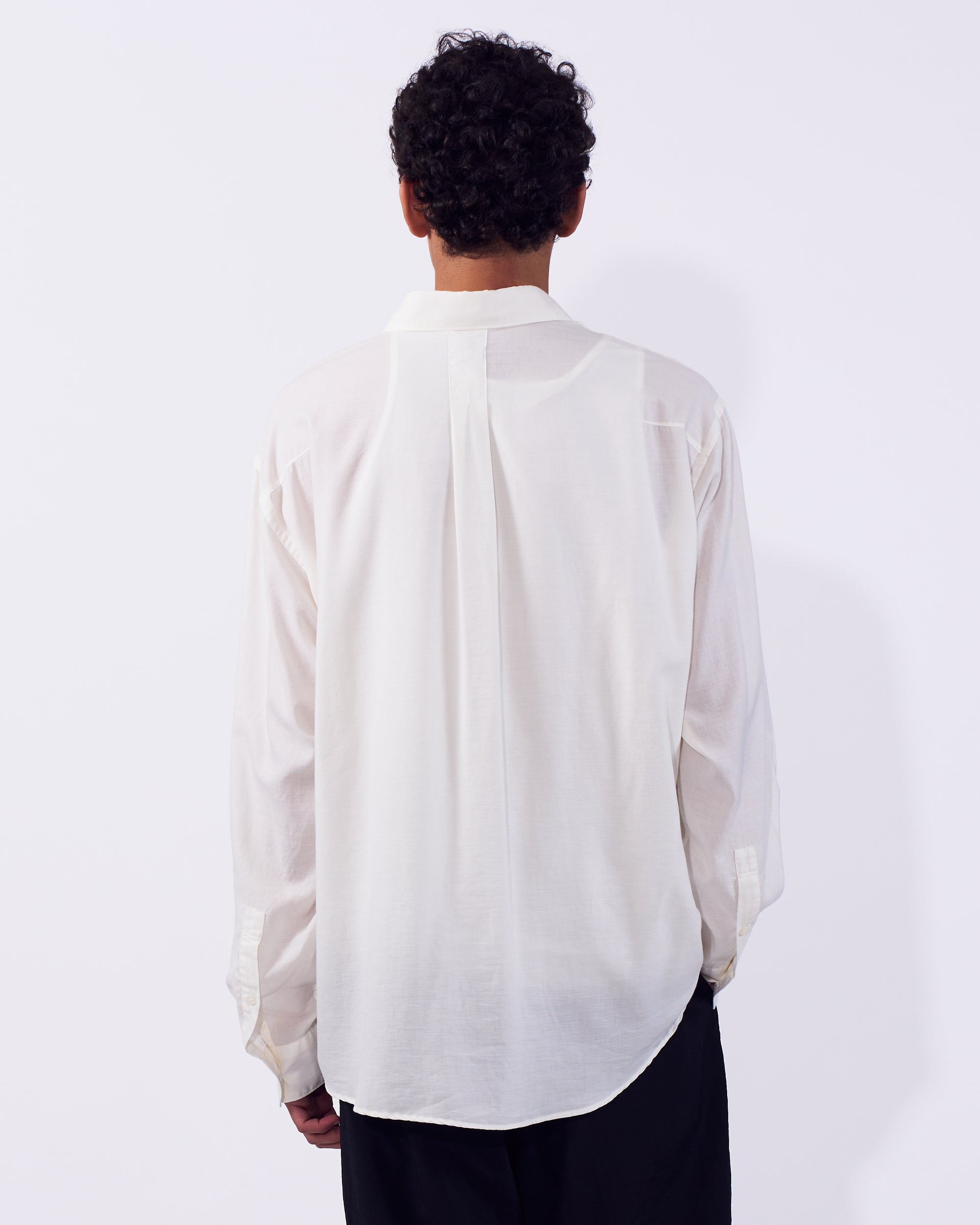 YOKE (ヨーク) コットンシルクツイルガーメントダイドルーズフィットシャツ ホワイト 後ろから見た着用イメージ