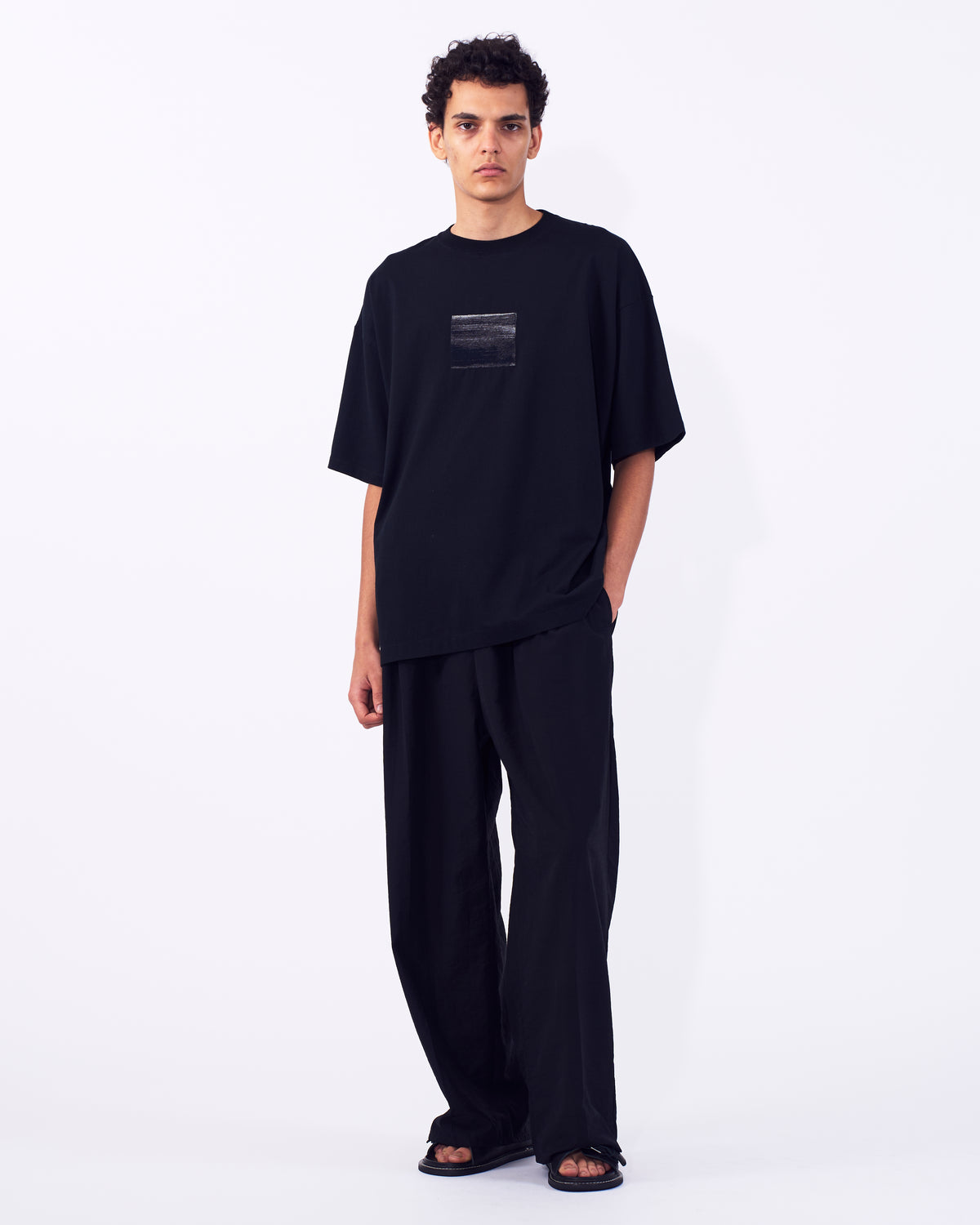 YOKE (ヨーク) アブストラクトエンブロイダリーTシャツ ブラック 黒 正面から見た着用イメージ 全身