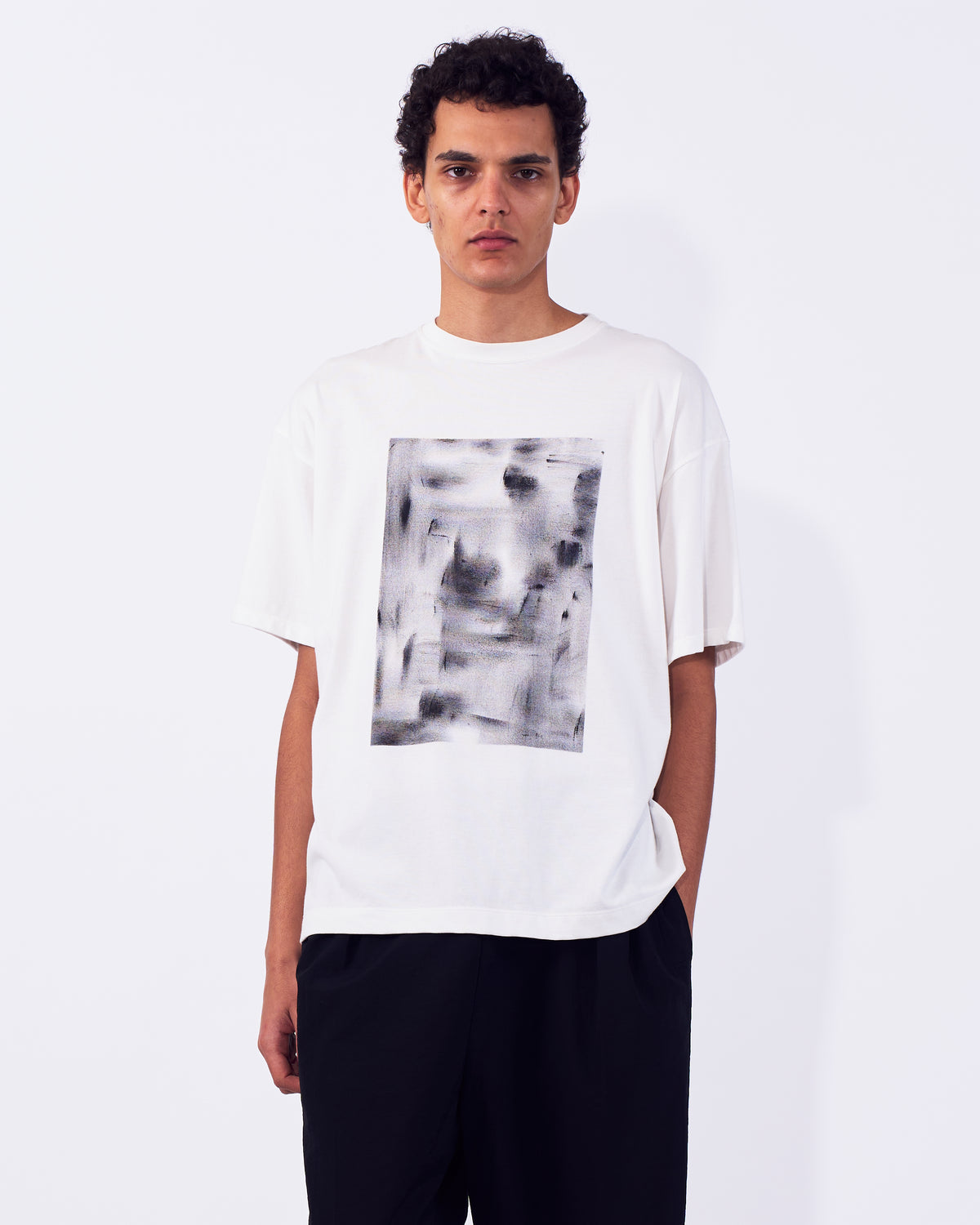 YOKE (ヨーク) アブストラクトハンドペイントTシャツ ホワイト 白 ブラッシュ 正面から見た着用イメージ