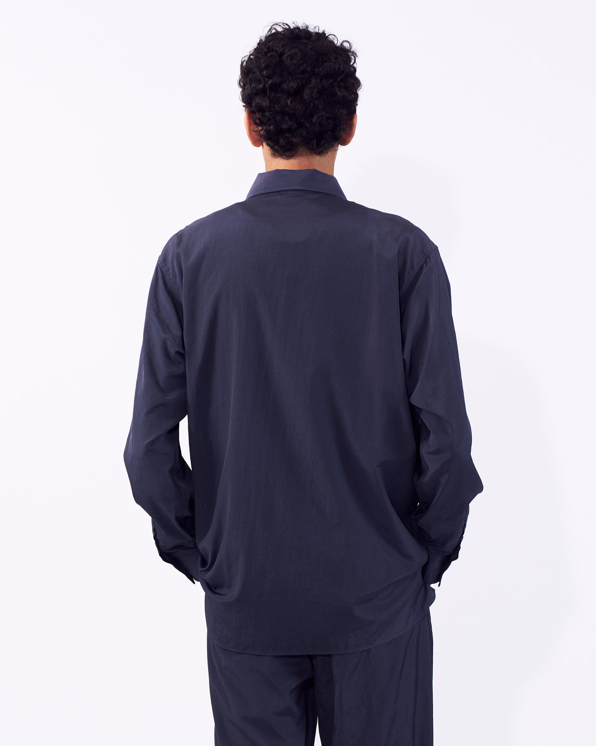 YOKE (ヨーク) シルクナイロンジップシャツ ダスティーネイビー 後ろから見た着用イメージ