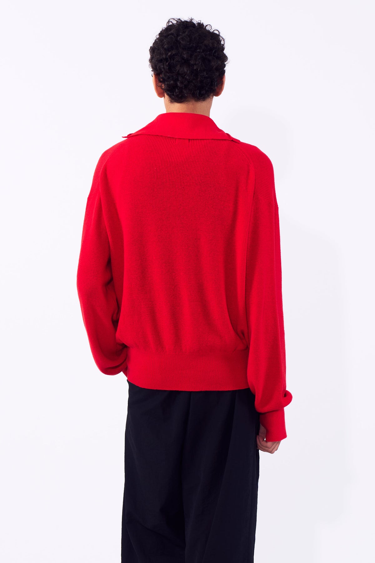 YOKE (ヨーク) ハイネックハイネックヘンリーリブコットンセーター レッド 後ろから見た着用イメージ 全身