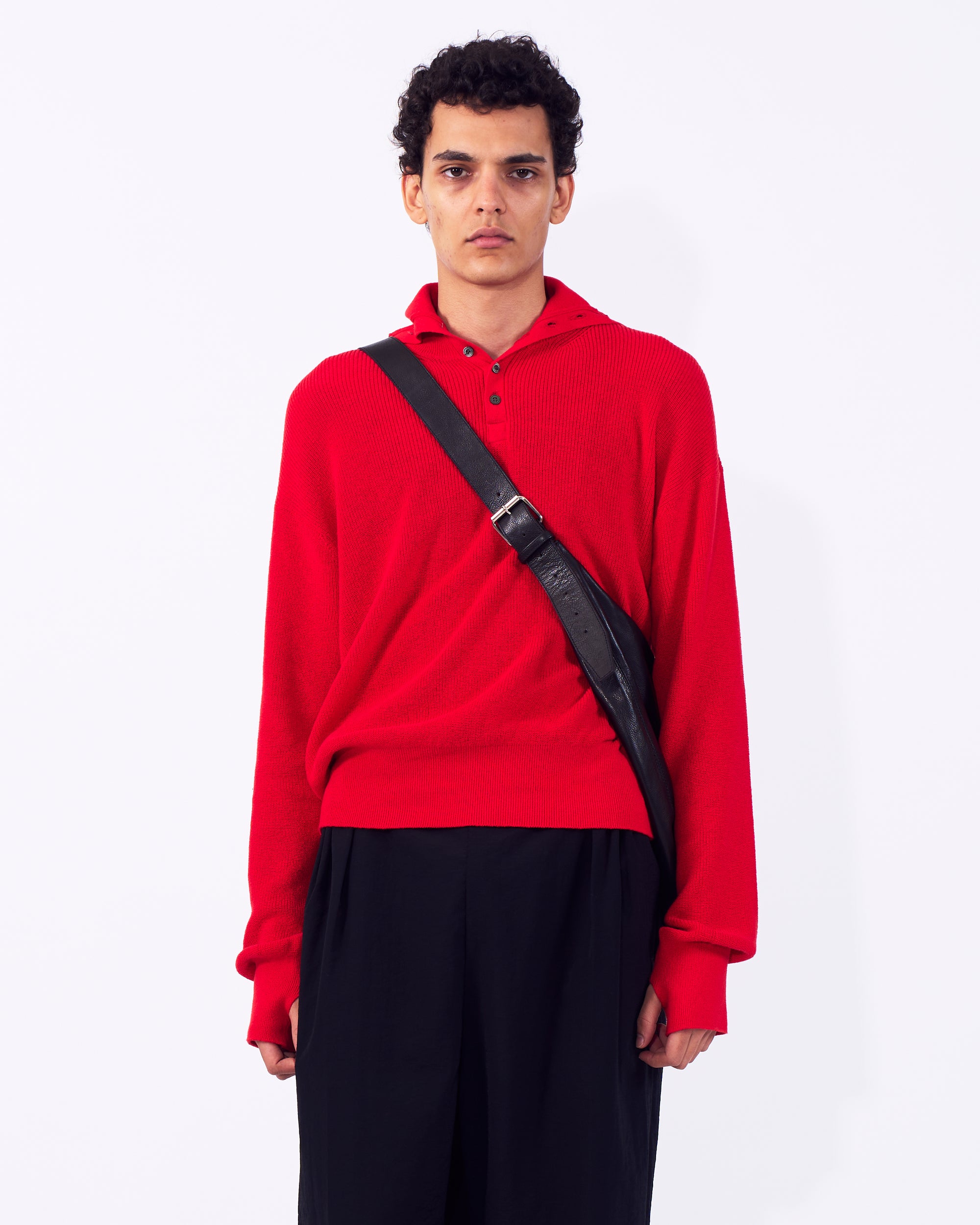 YOKE（ヨーク） カーフレザーサークルショルダーバッグ ブラック 正面から見た着用イメージ