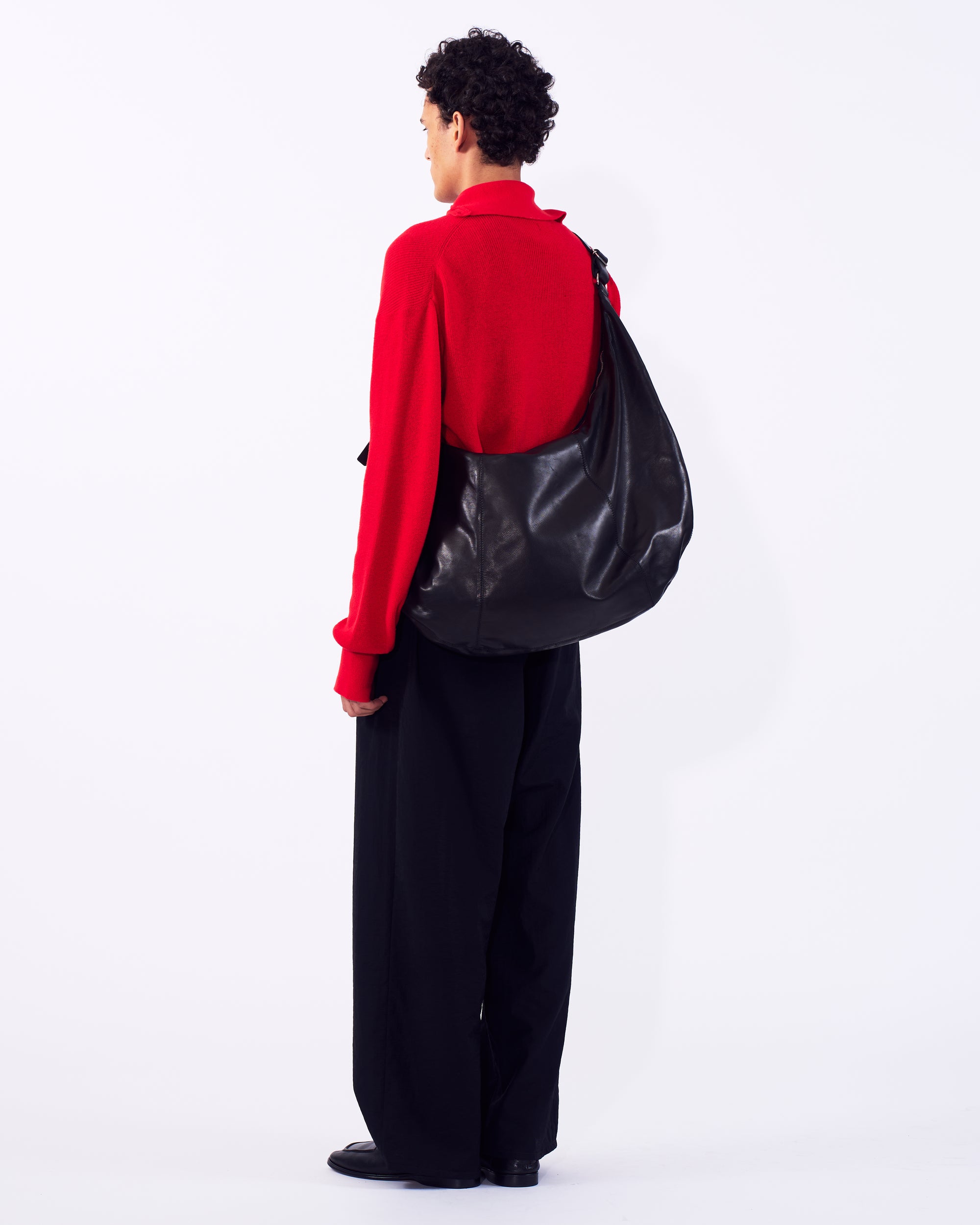 YOKE（ヨーク） カーフレザーサークルショルダーバッグ ブラック 正面から見た着用イメージ 全身