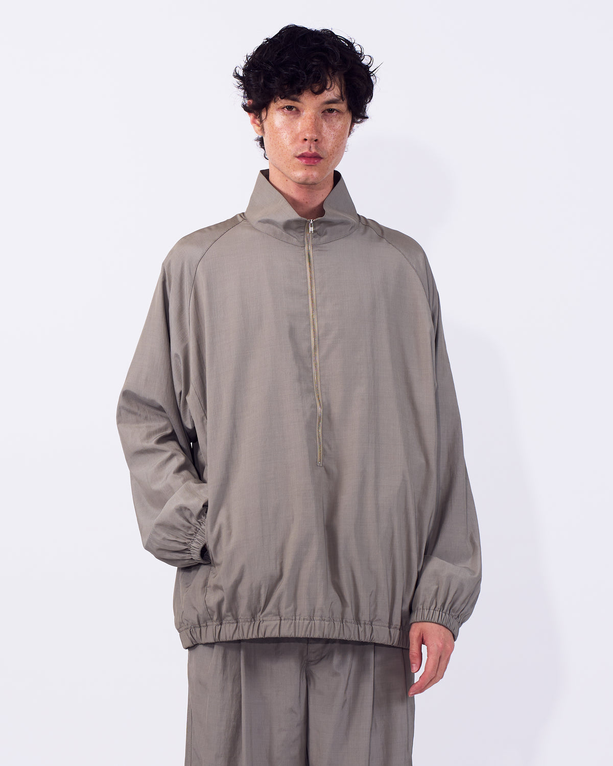 YOKE (ヨーク) シルクナイロンジッププルオーバー カーキ 正面から見た着用イメージ