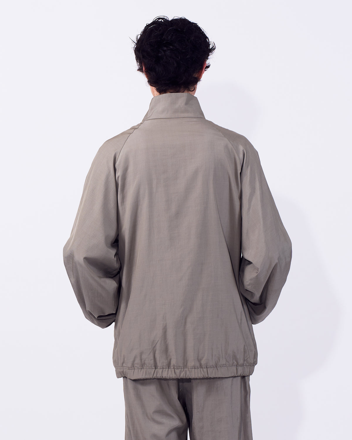 YOKE (ヨーク) シルクナイロンジッププルオーバー カーキ 後ろから見た着用イメージ