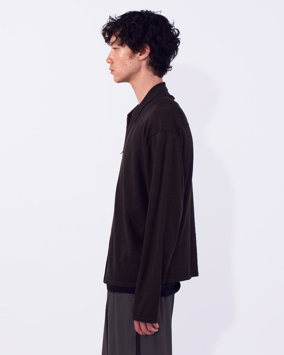YOKE (ヨーク) ラミーウールジップシャツ ブラウン 横から見た着用イメージ