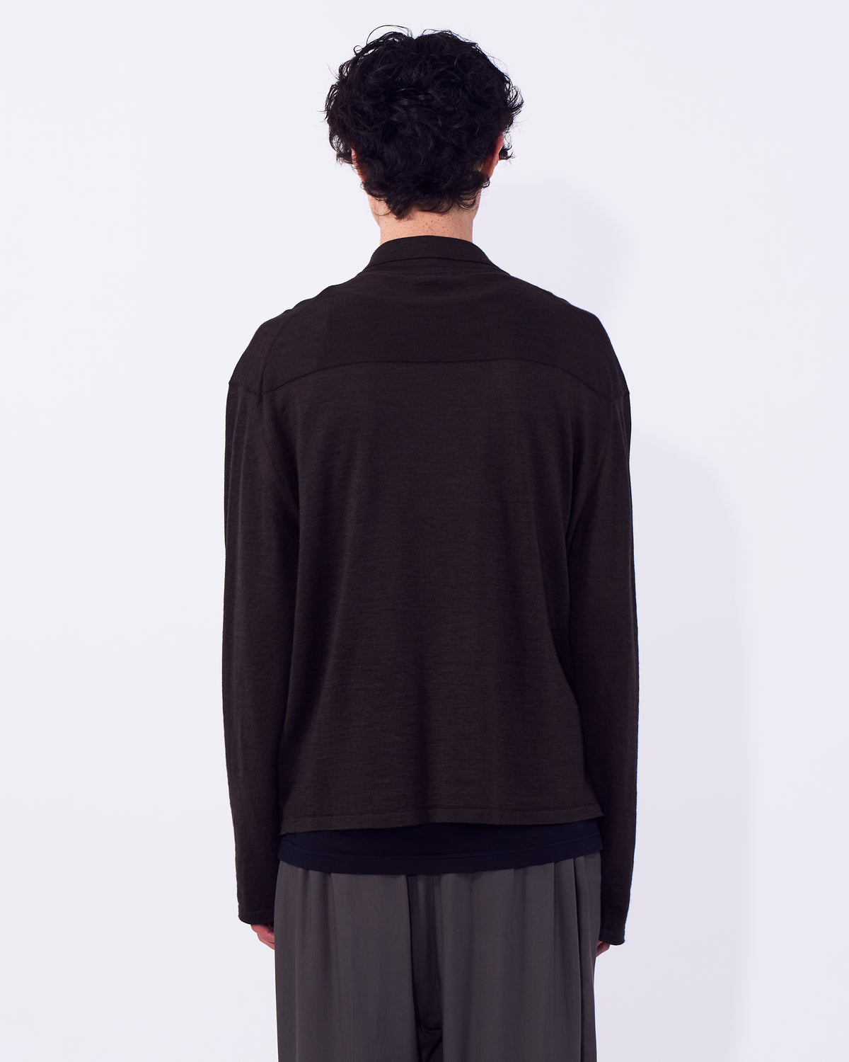 YOKE (ヨーク) ラミーウールジップシャツ ブラウン 後ろから見た着用イメージ