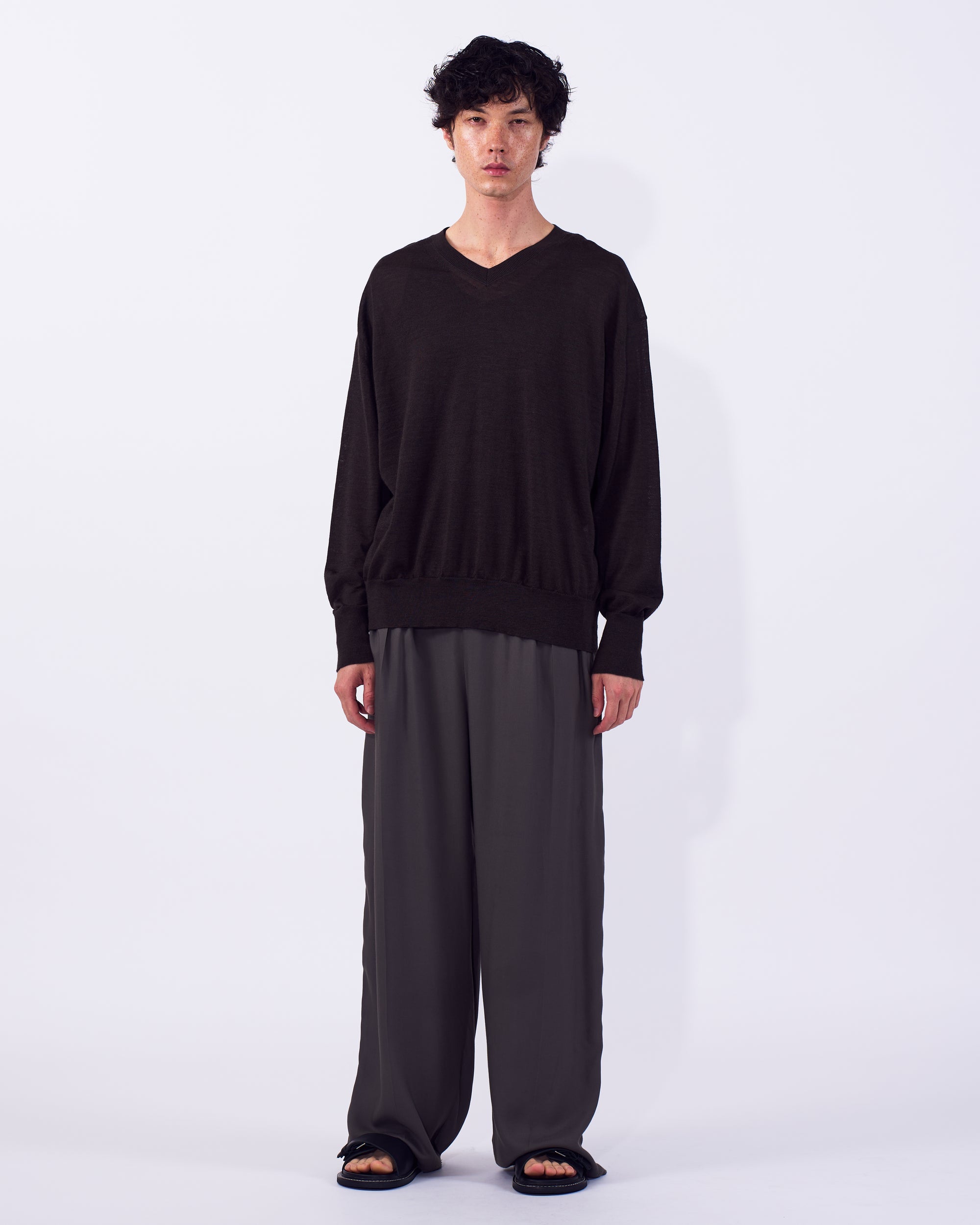 YOKE (ヨーク) ラミーウールVネックセーター ブラウン 正面から見た着用イメージ 全身