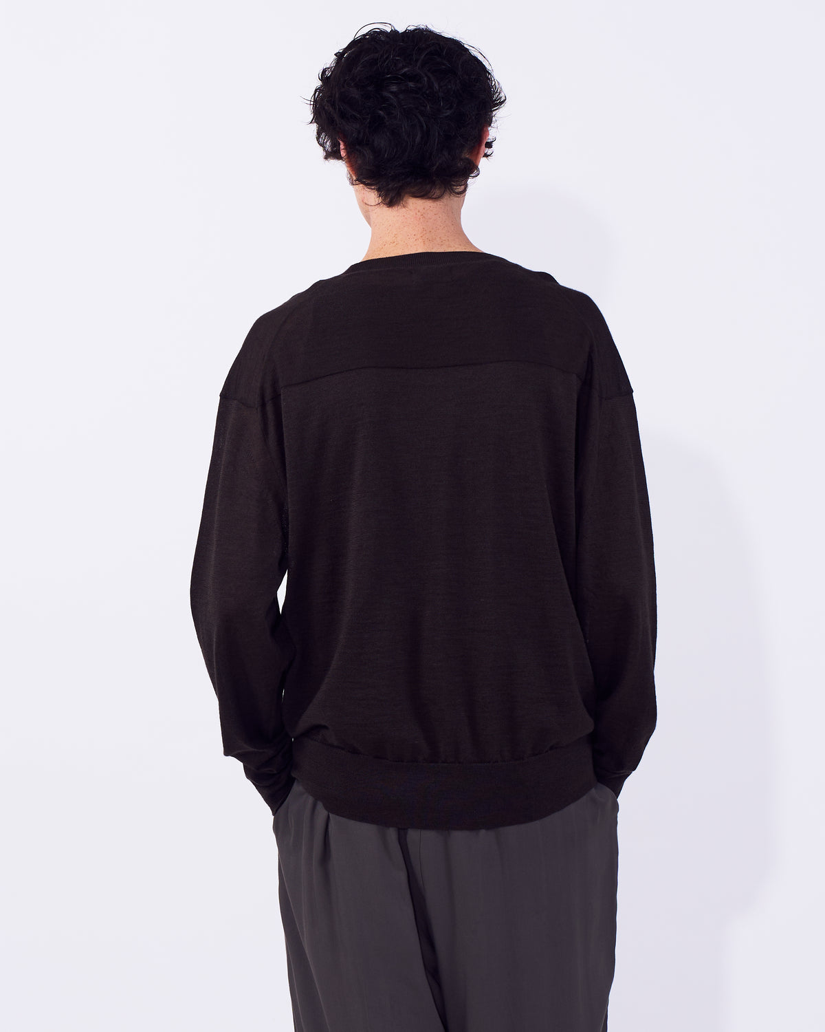 YOKE (ヨーク) ラミーウールVネックセーター ブラウン 後ろから見た着用イメージ