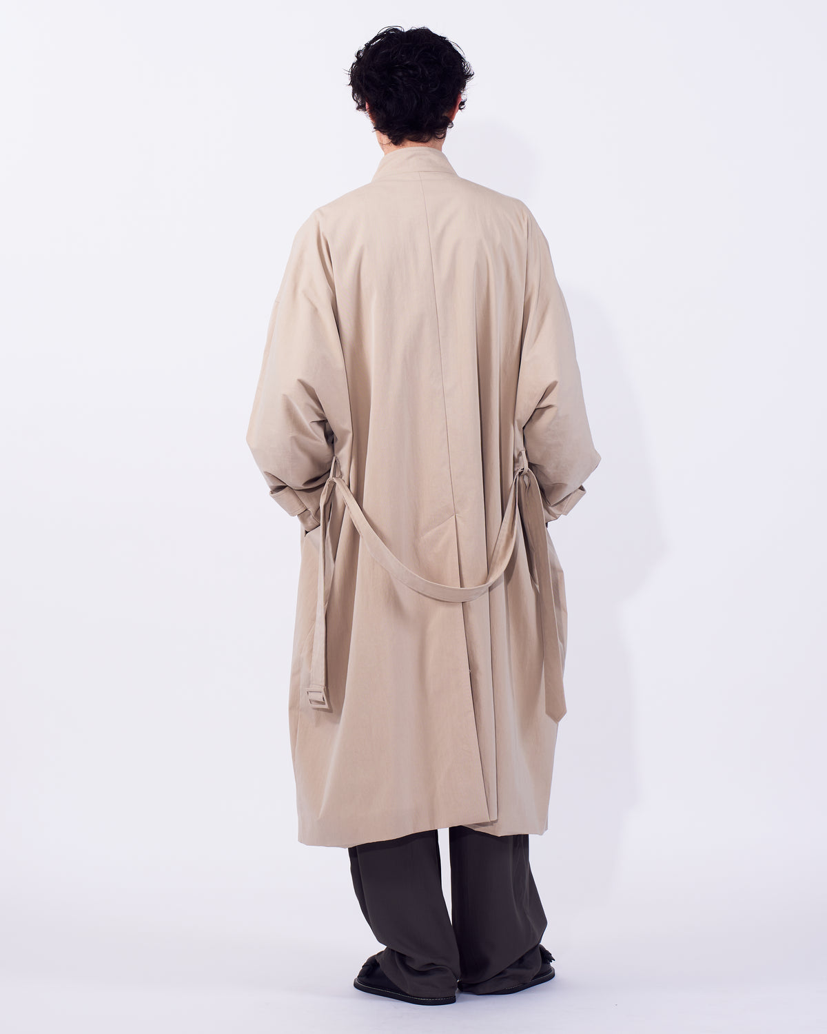 YOKE（ヨーク）スタンドカラーロングコート アイボリー 後ろから見た着用イメージ 全身