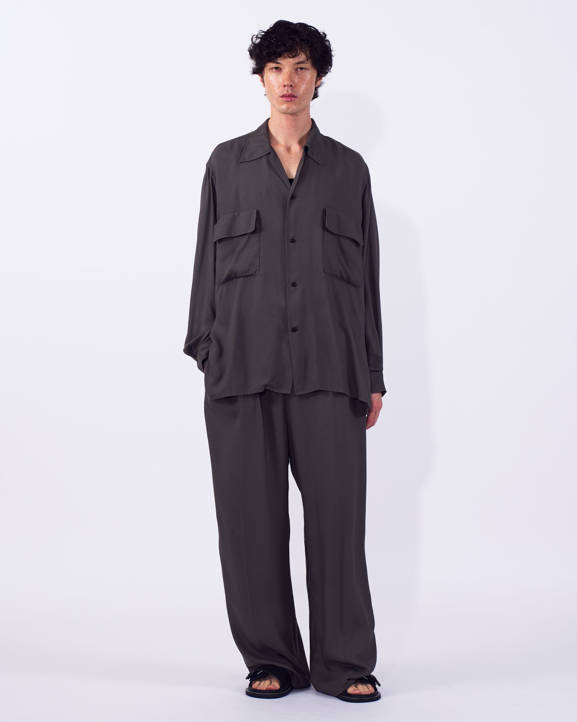 YOKE (ヨーク) モダールフロントフラット1タックイージーパンツ チャコール グレー 正面から見た着用イメージ 全身