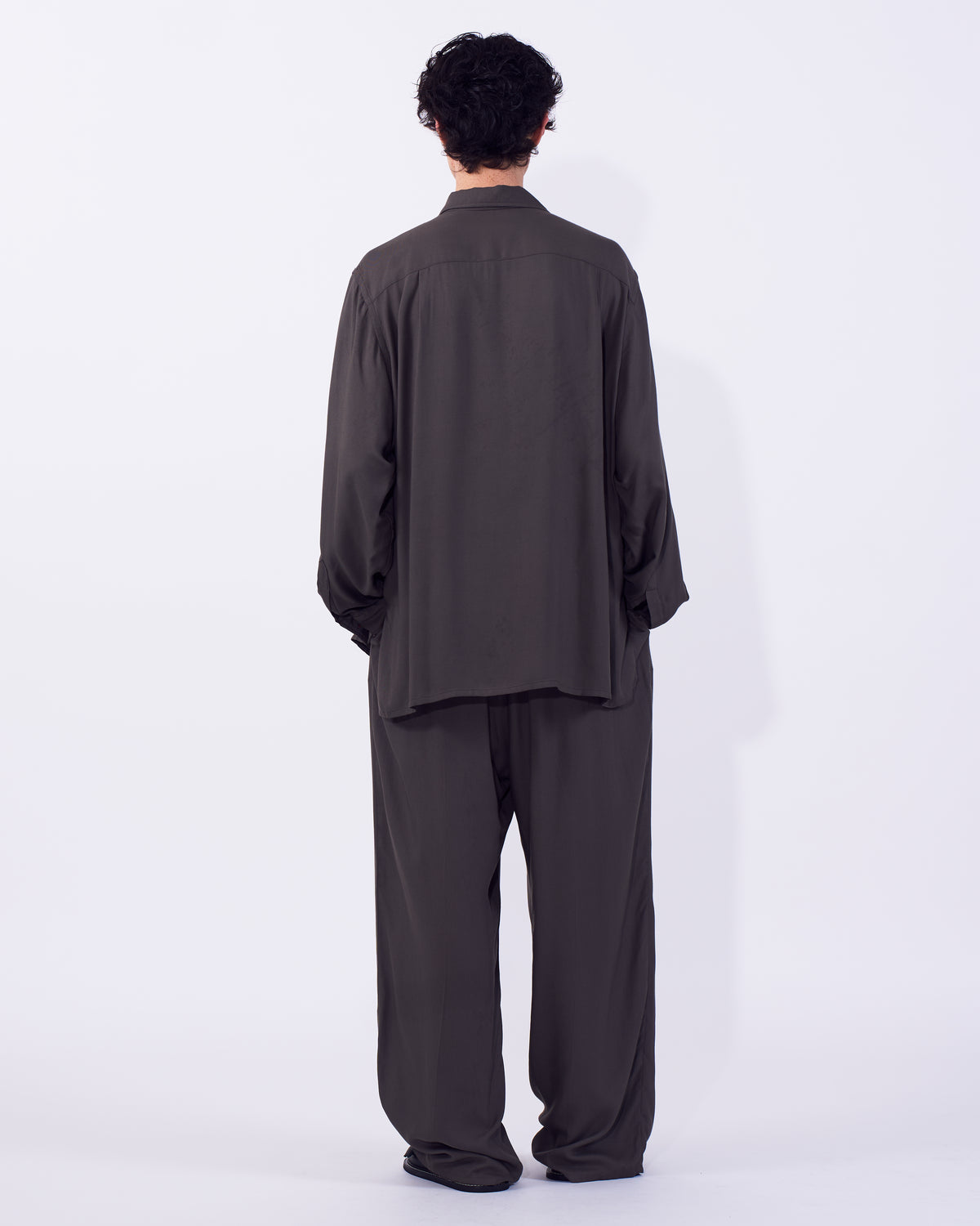 YOKE (ヨーク) モダールフロントフラット1タックイージーパンツ チャコール グレー 後ろから見た着用イメージ 全身