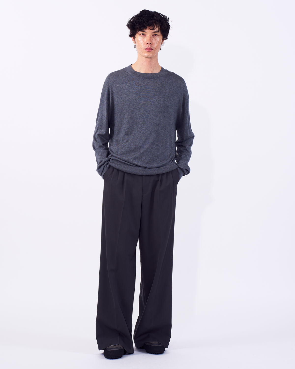YOKE (ヨーク) シルクカシミヤクルーネックセーター トップグレー 正面から見た着用イメージ 全身