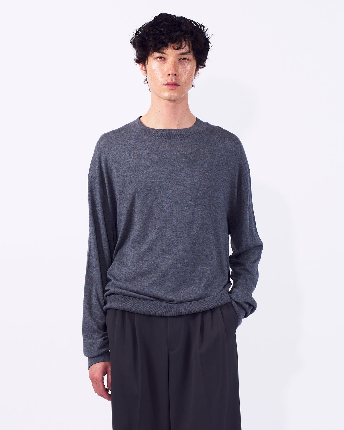 YOKE (ヨーク) シルクカシミヤクルーネックセーター トップグレー 正面から見た着用イメージ