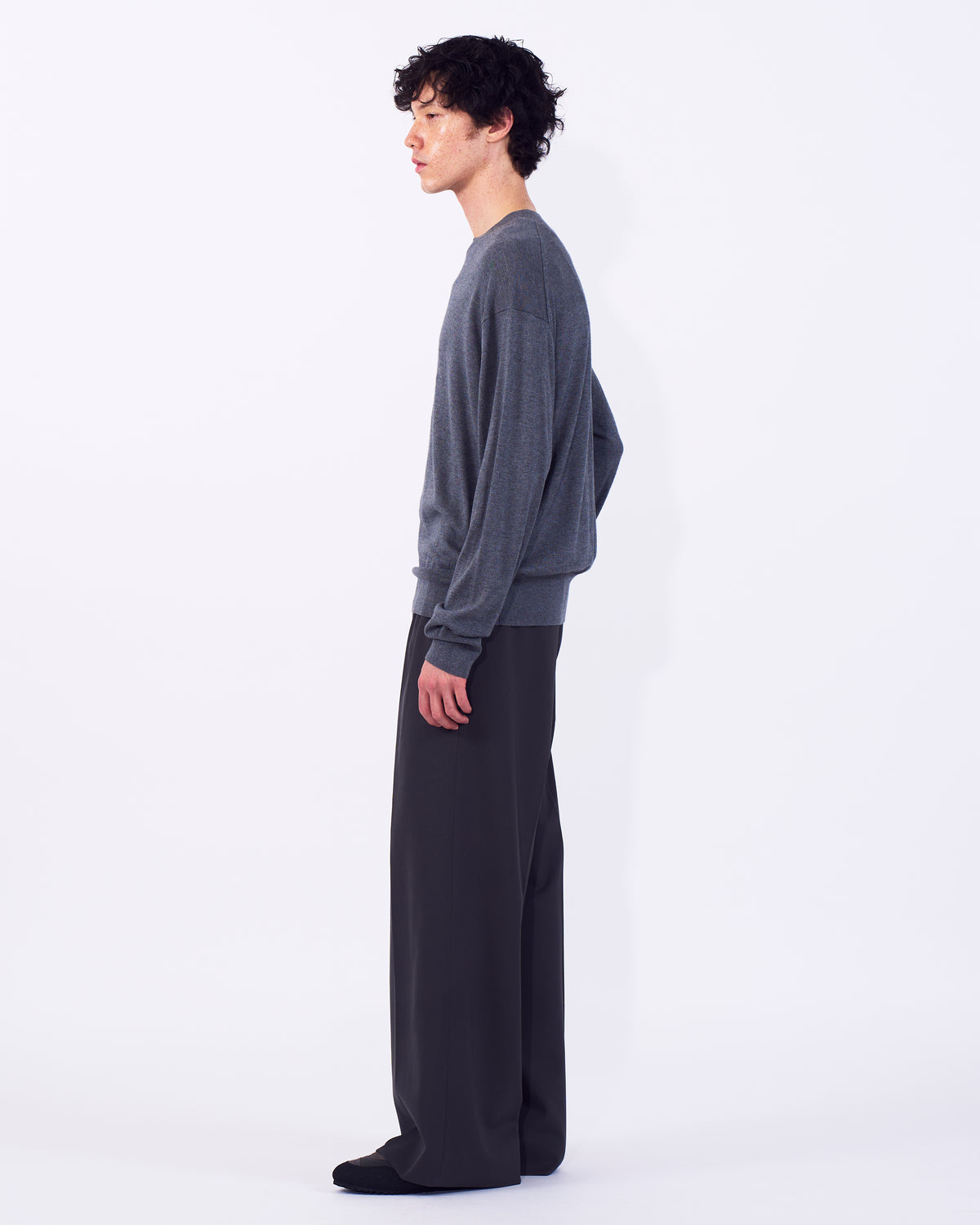 YOKE (ヨーク) シルクカシミヤクルーネックセーター トップグレー 横から見た着用イメージ 全身