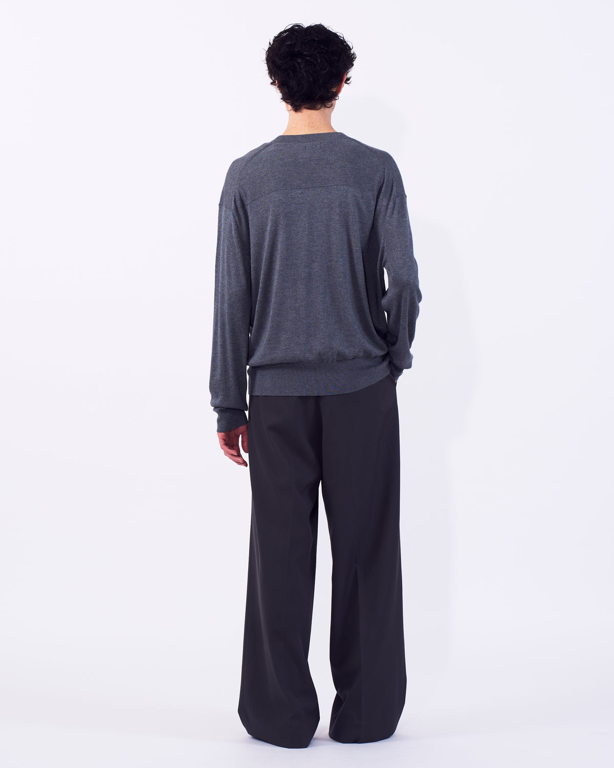 YOKE (ヨーク) シルクカシミヤクルーネックセーター トップグレー 後ろから見た着用イメージ 全身