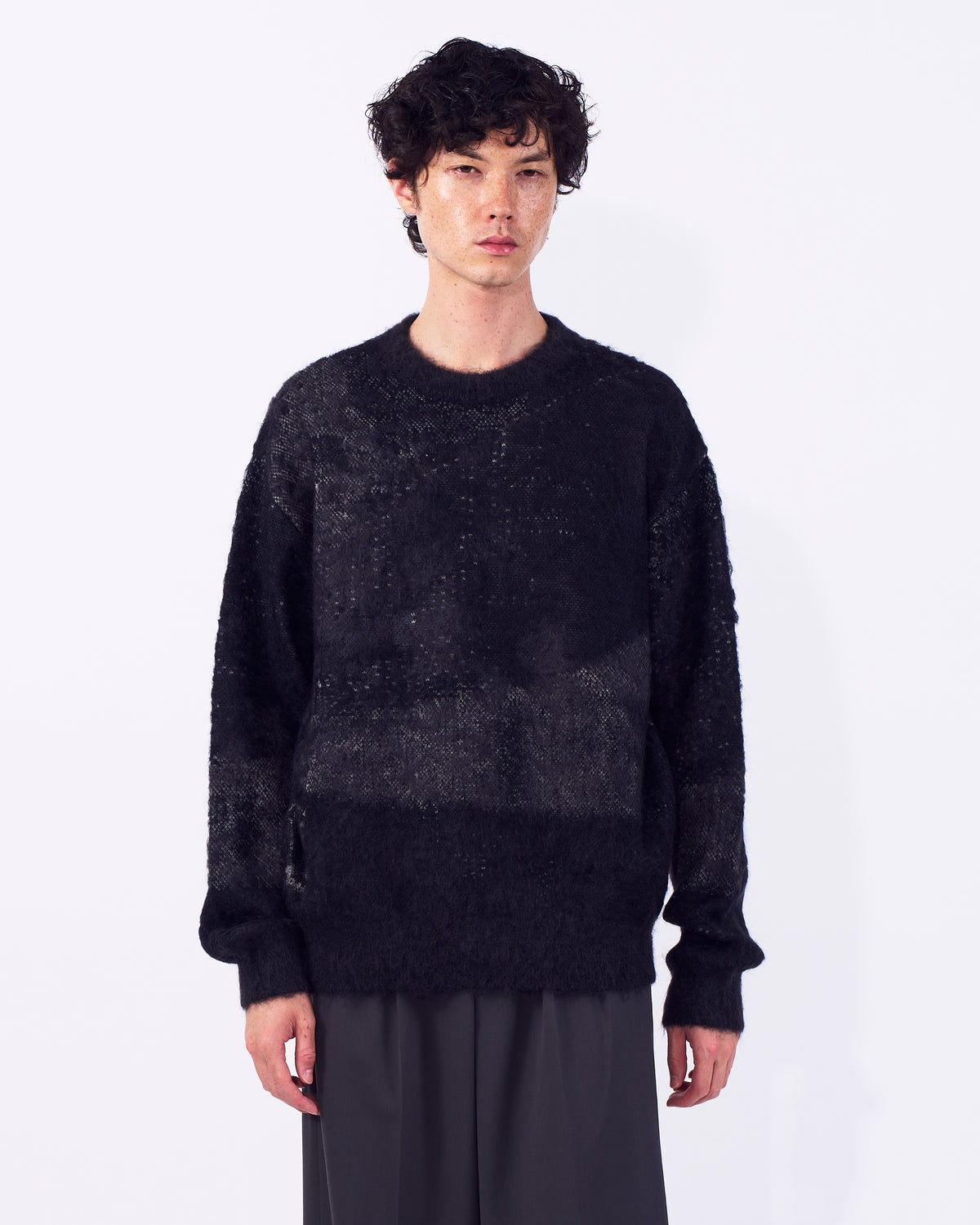 YOKE（ヨーク） アブストラクトモヘアクルーネックセーター ブラック 正面から見た着用イメージ