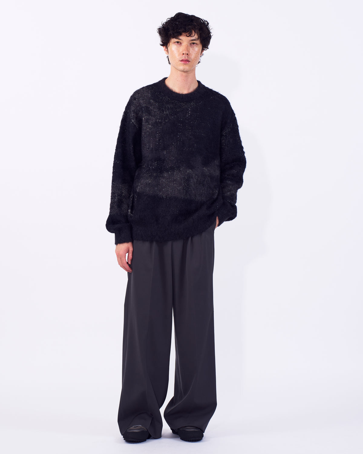 YOKE（ヨーク） アブストラクトモヘアクルーネックセーター ブラック 正面から見た着用イメージ 全身