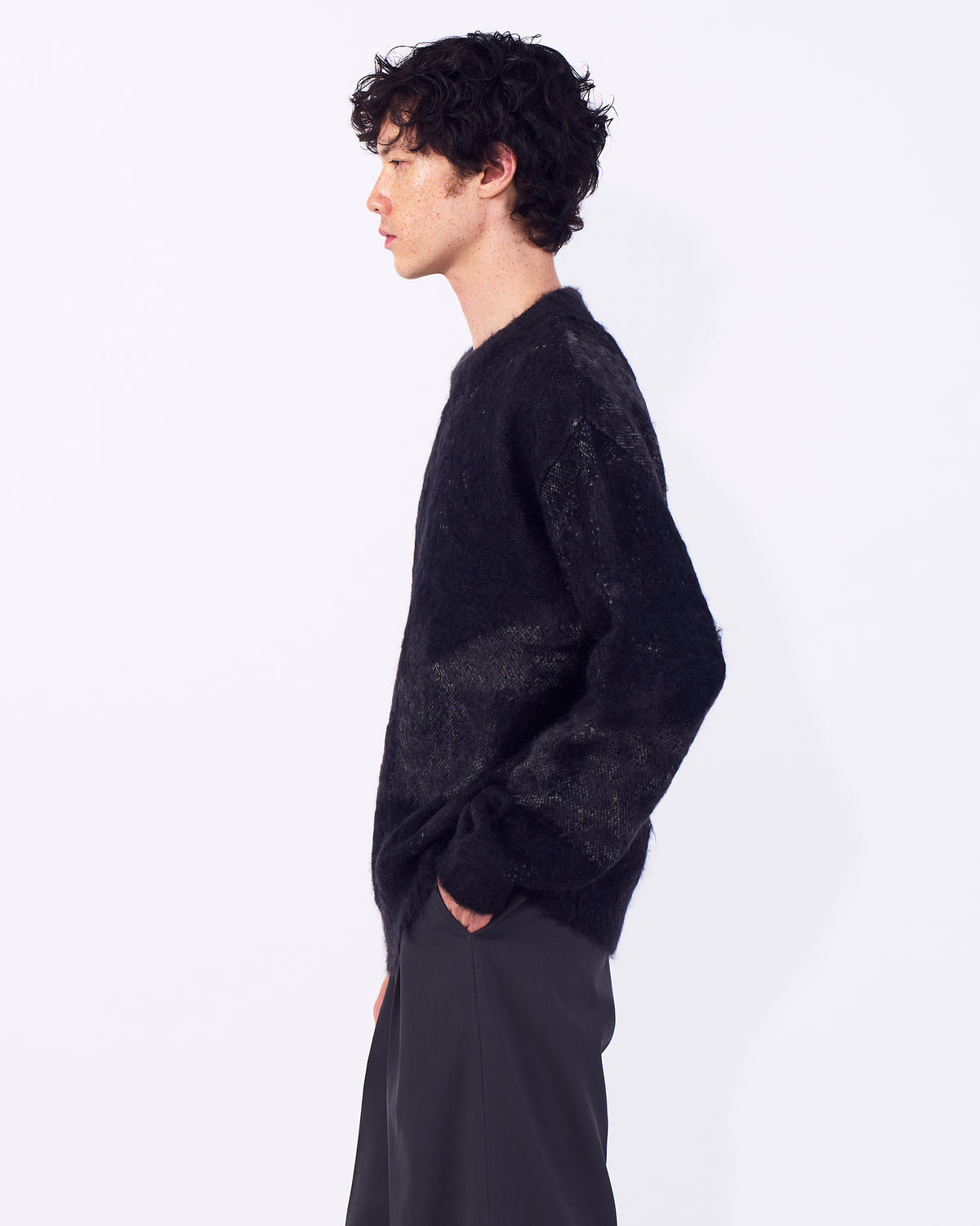 YOKE（ヨーク） アブストラクトモヘアクルーネックセーター ブラック 横から見た着用イメージ