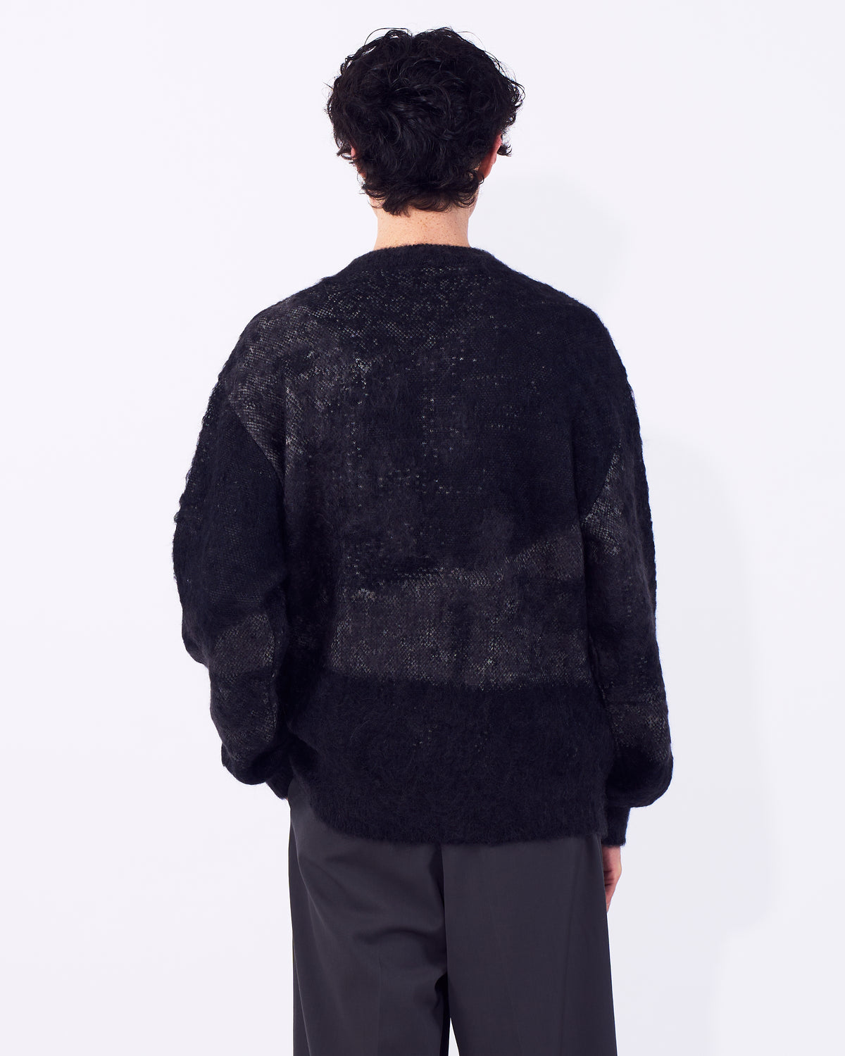 YOKE（ヨーク） アブストラクトモヘアクルーネックセーター ブラック 後ろから見た着用イメージ