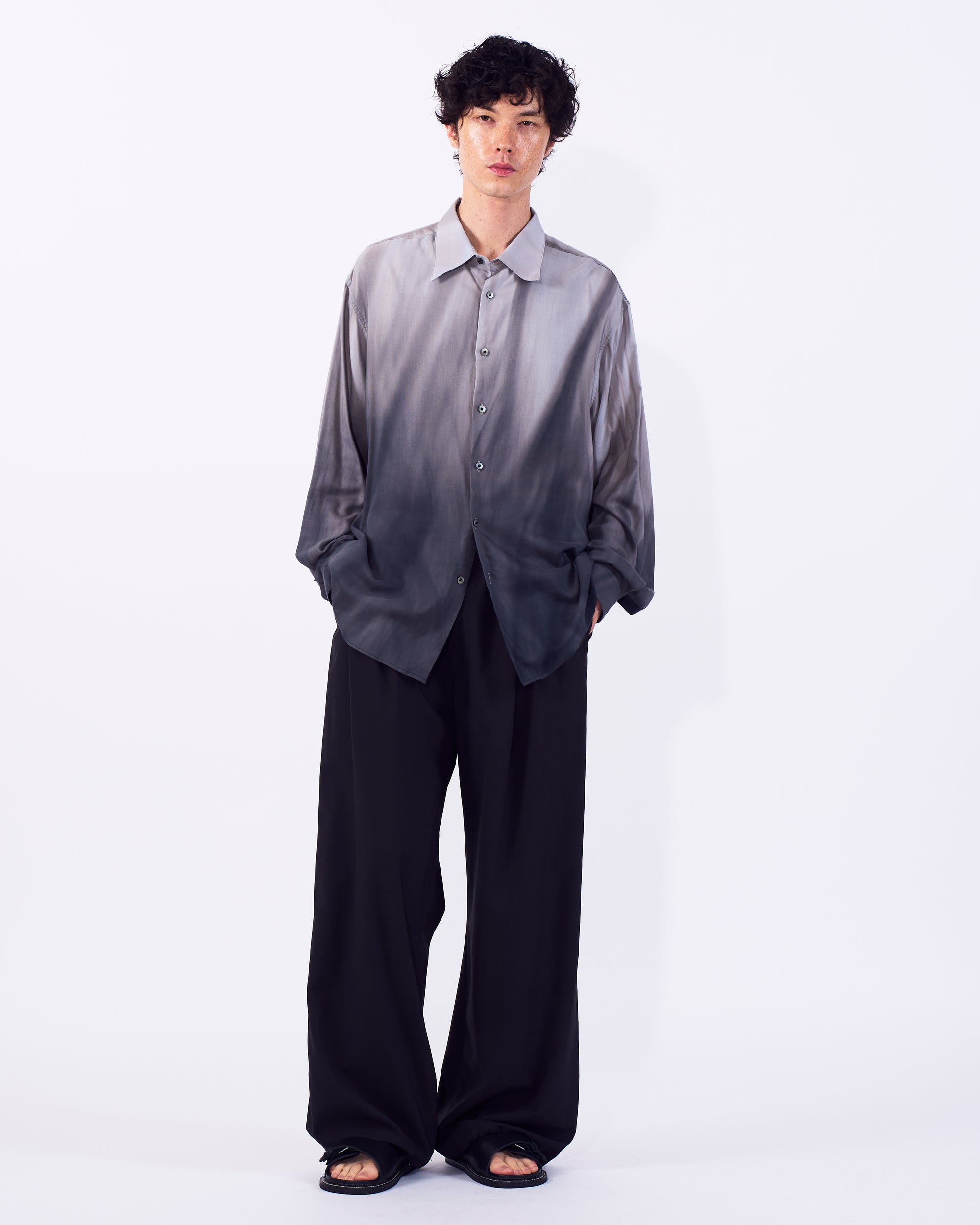 YOKE (ヨーク) ハンドペイントグラデーションオーバーサイズシャツ モノトーン グレー 正面から見た着用イメージ 全身