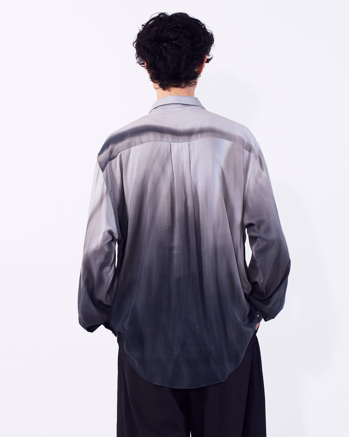 YOKE (ヨーク) ハンドペイントグラデーションオーバーサイズシャツ モノトーン グレー 後ろから見た着用イメージ
