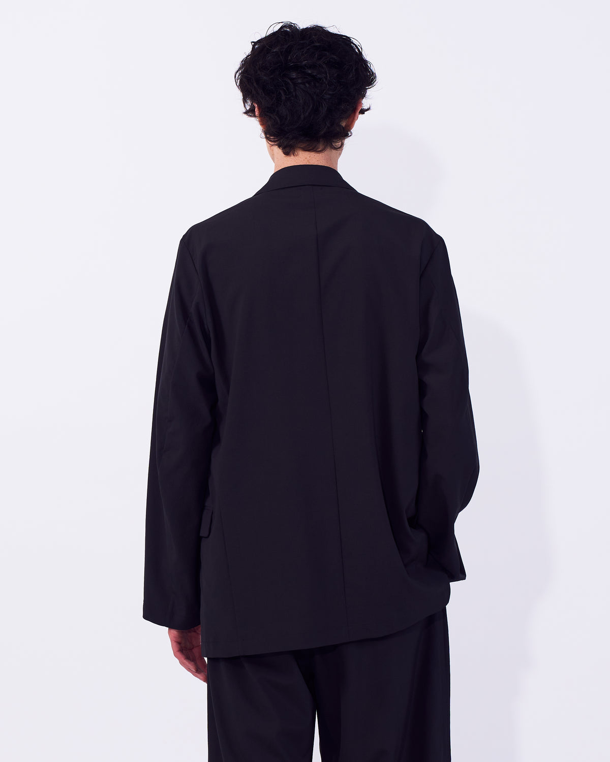 YOKE (ヨーク) ウールワッシャートロピカルダブルブレストジャケット ブラック 後ろから見た着用イメージ