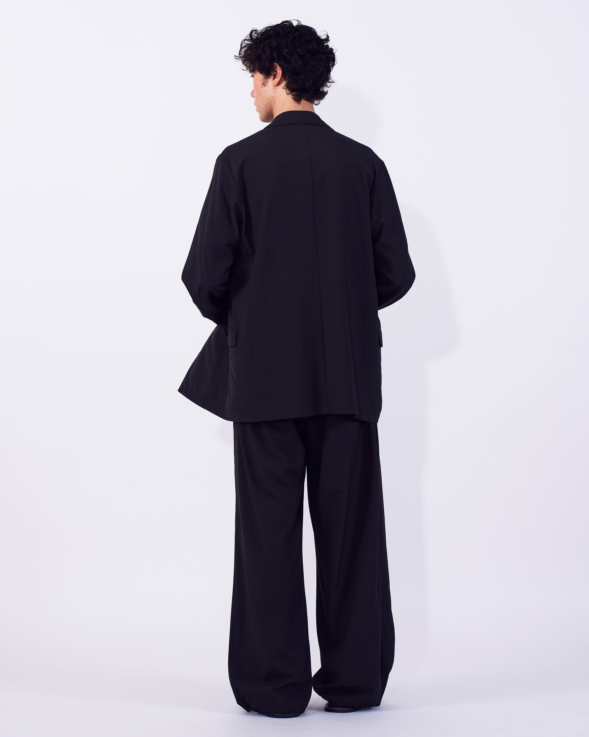 YOKE (ヨーク) ウールワッシャートロピカルダブルブレストジャケット ブラック 後ろから見た着用イメージ 全身