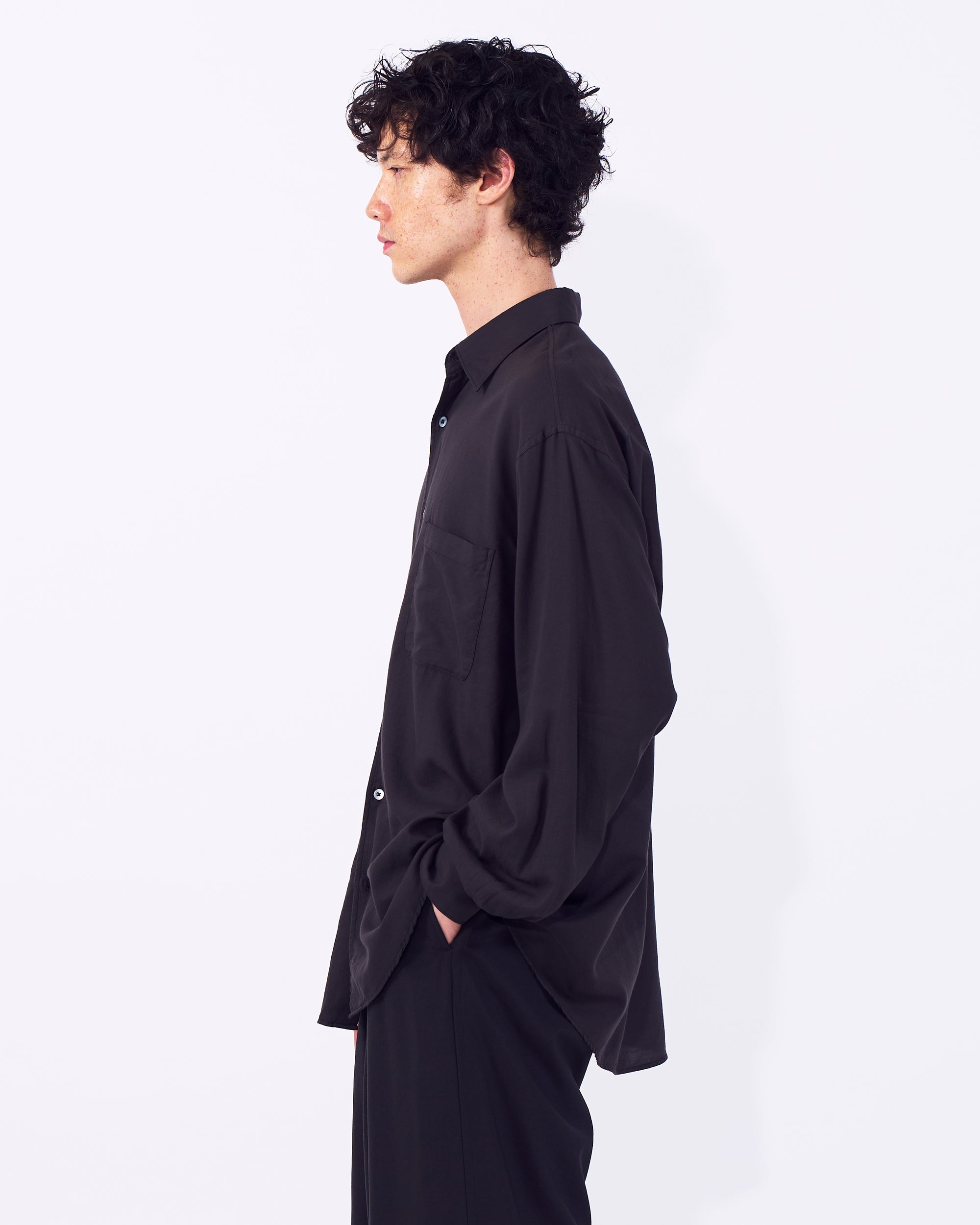 YOKE (ヨーク) コットンシルクツイルガーメントダイドルーズフィットシャツ ブラック 横から見た着用イメージ