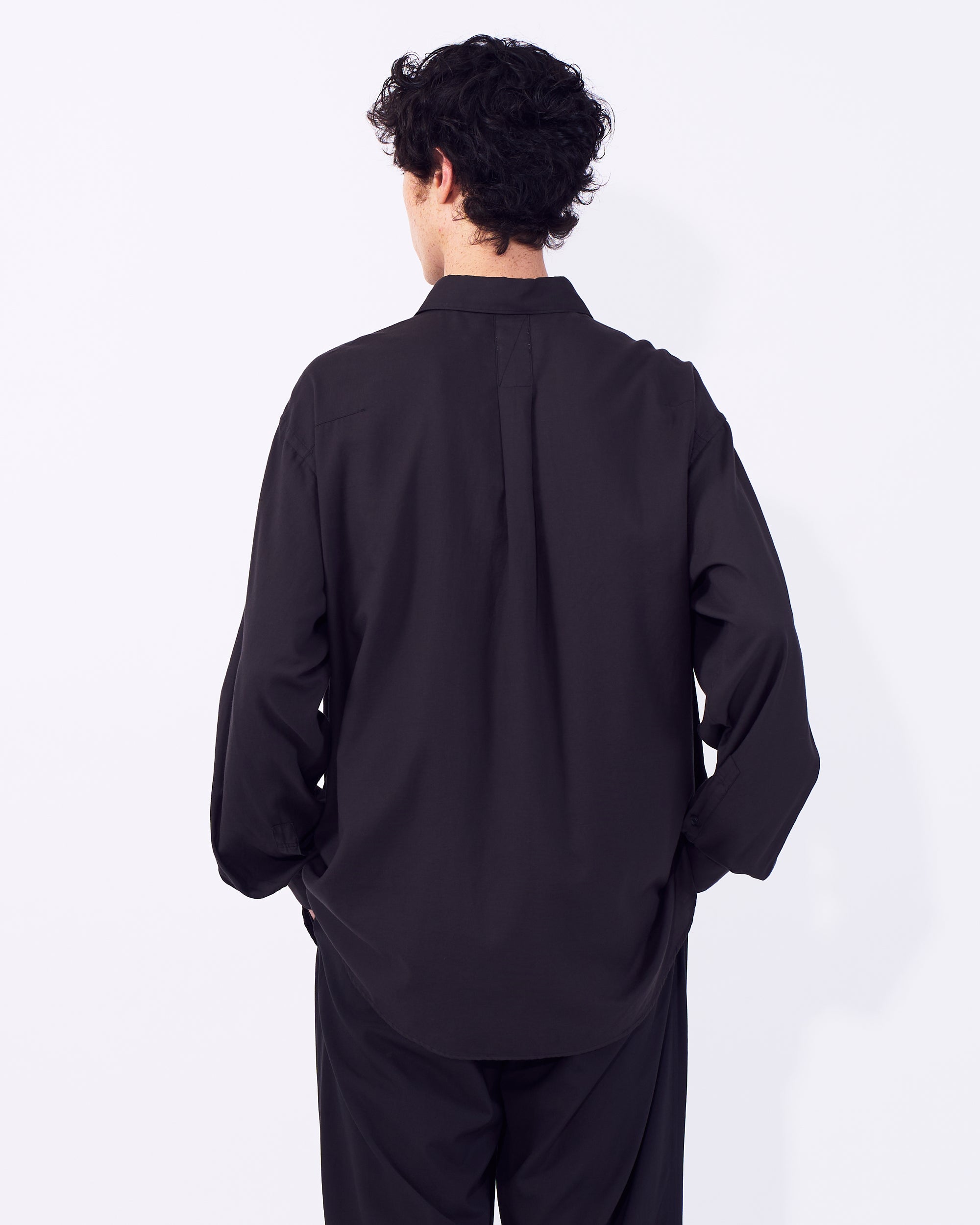 YOKE (ヨーク) コットンシルクツイルガーメントダイドルーズフィットシャツ ブラック 後ろから見た着用イメージ