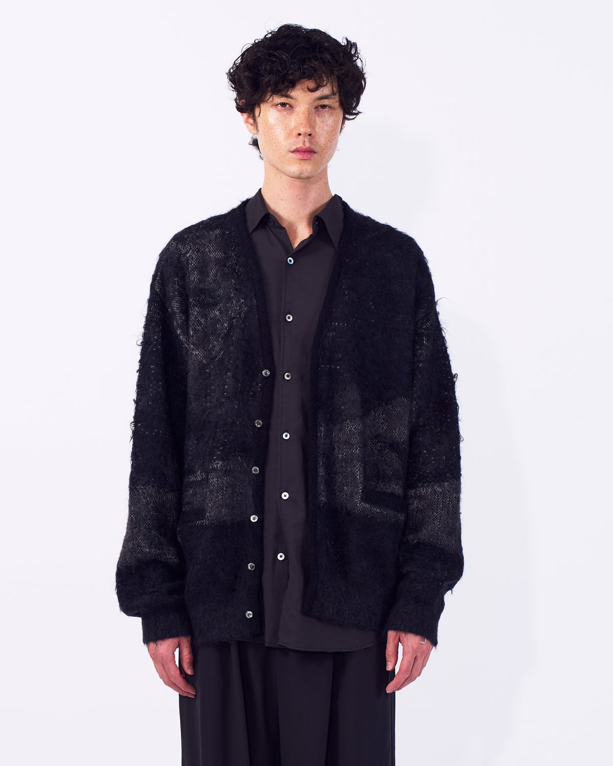 YOKE（ヨーク） アブストラクトモヘアカーディガン ブラック 正面から見た着用イメージ