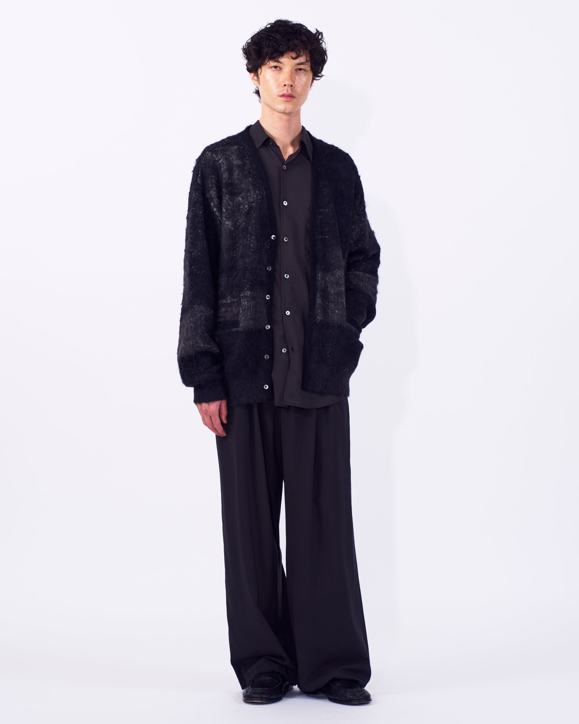 YOKE（ヨーク） アブストラクトモヘアカーディガン ブラック 正面から見た着用イメージ 全身