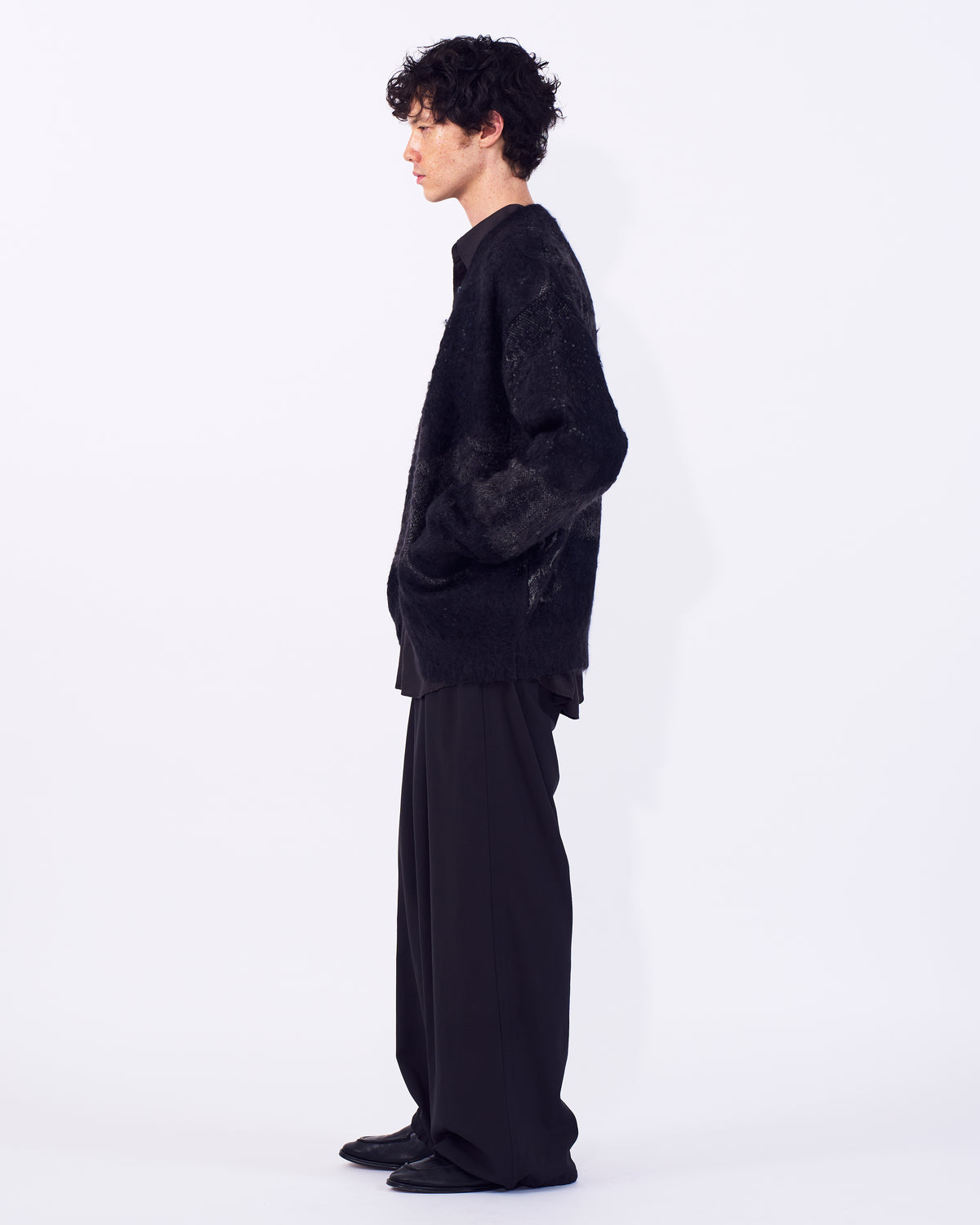 YOKE（ヨーク） アブストラクトモヘアカーディガン ブラック 横から見た着用イメージ 全身