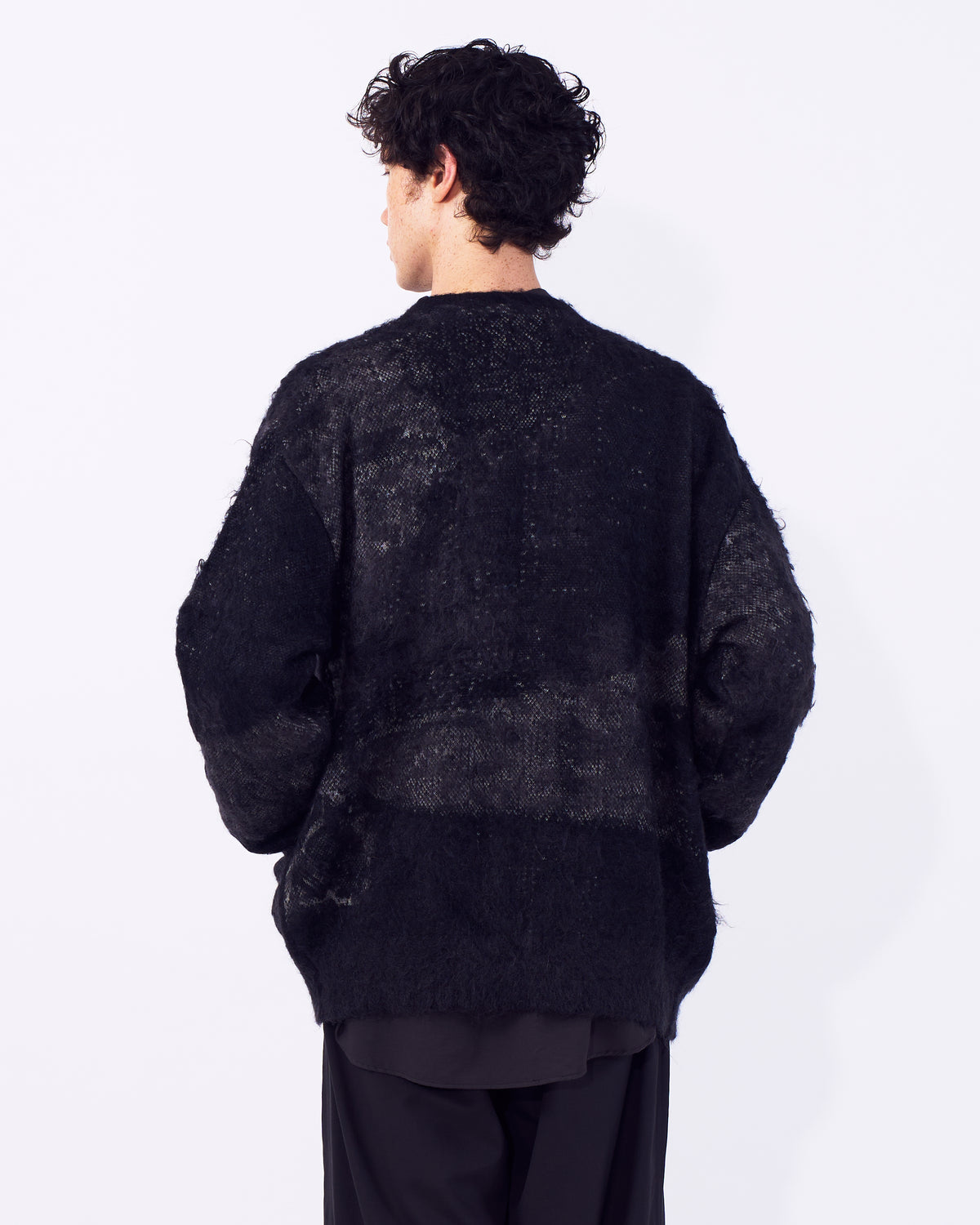 YOKE（ヨーク） アブストラクトモヘアカーディガン ブラック 後ろから見た着用イメージ