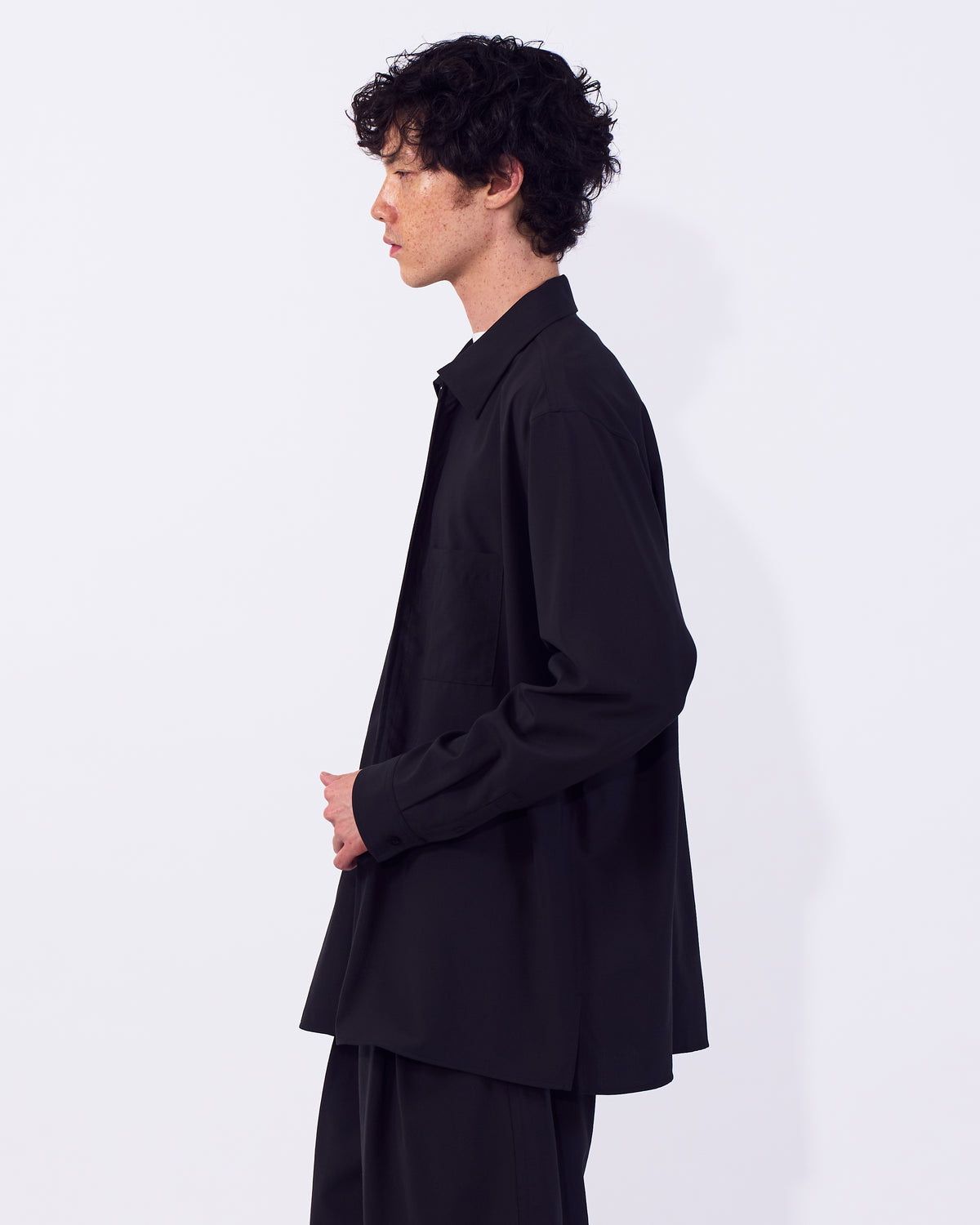 YOKE (ヨーク) ウールワッシャートロピカルジップシャツ ブラック 横から見た着用イメージ