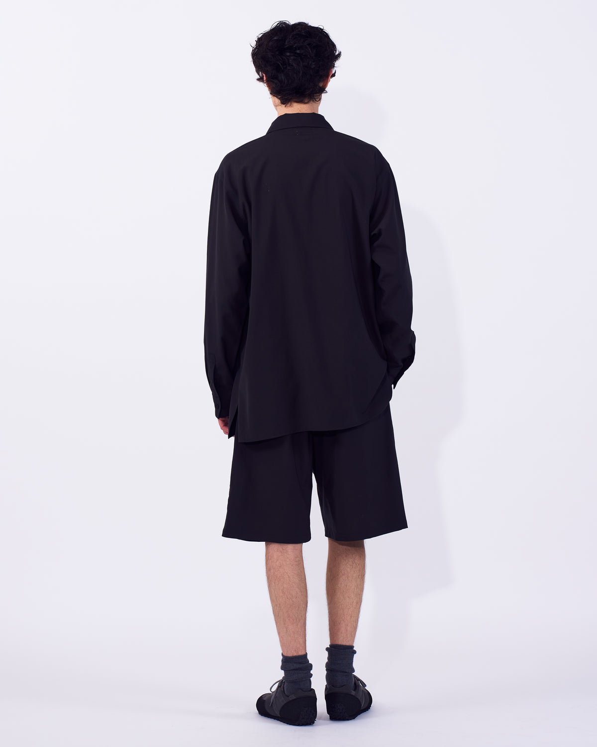 YOKE (ヨーク) ウールワッシャートロピカルジップシャツ ブラック 後ろから見た着用イメージ 全身