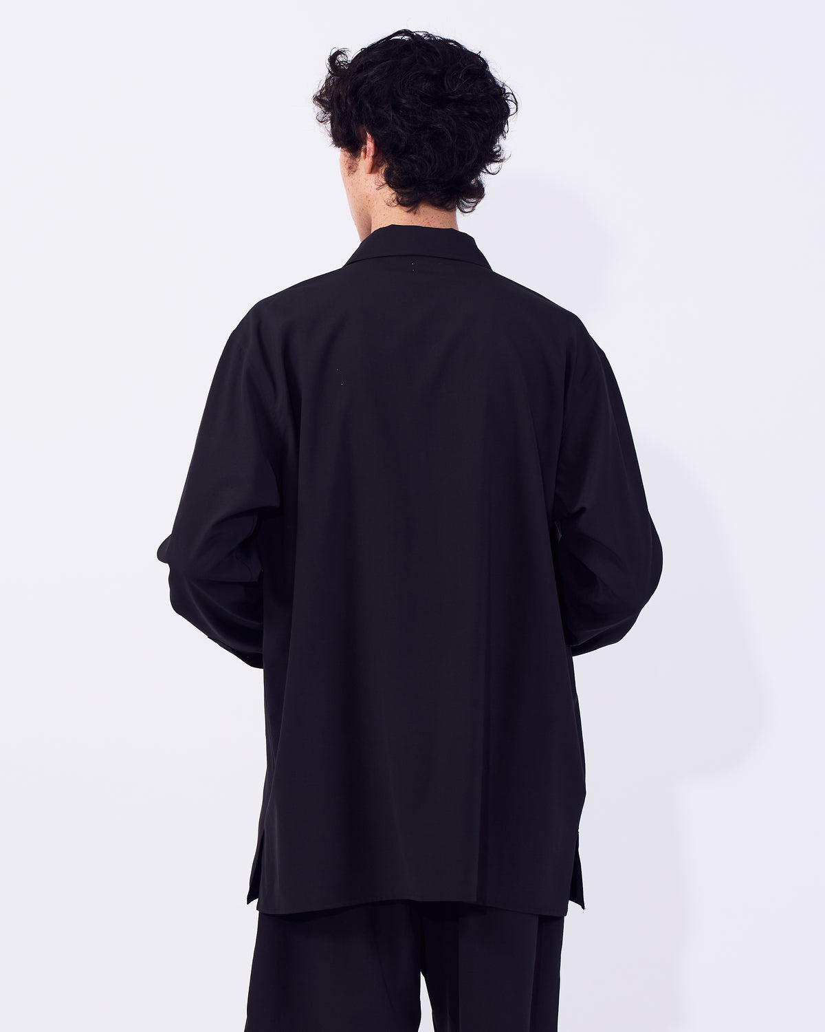 YOKE (ヨーク) ウールワッシャートロピカルジップシャツ ブラック 後ろから見た着用イメージ