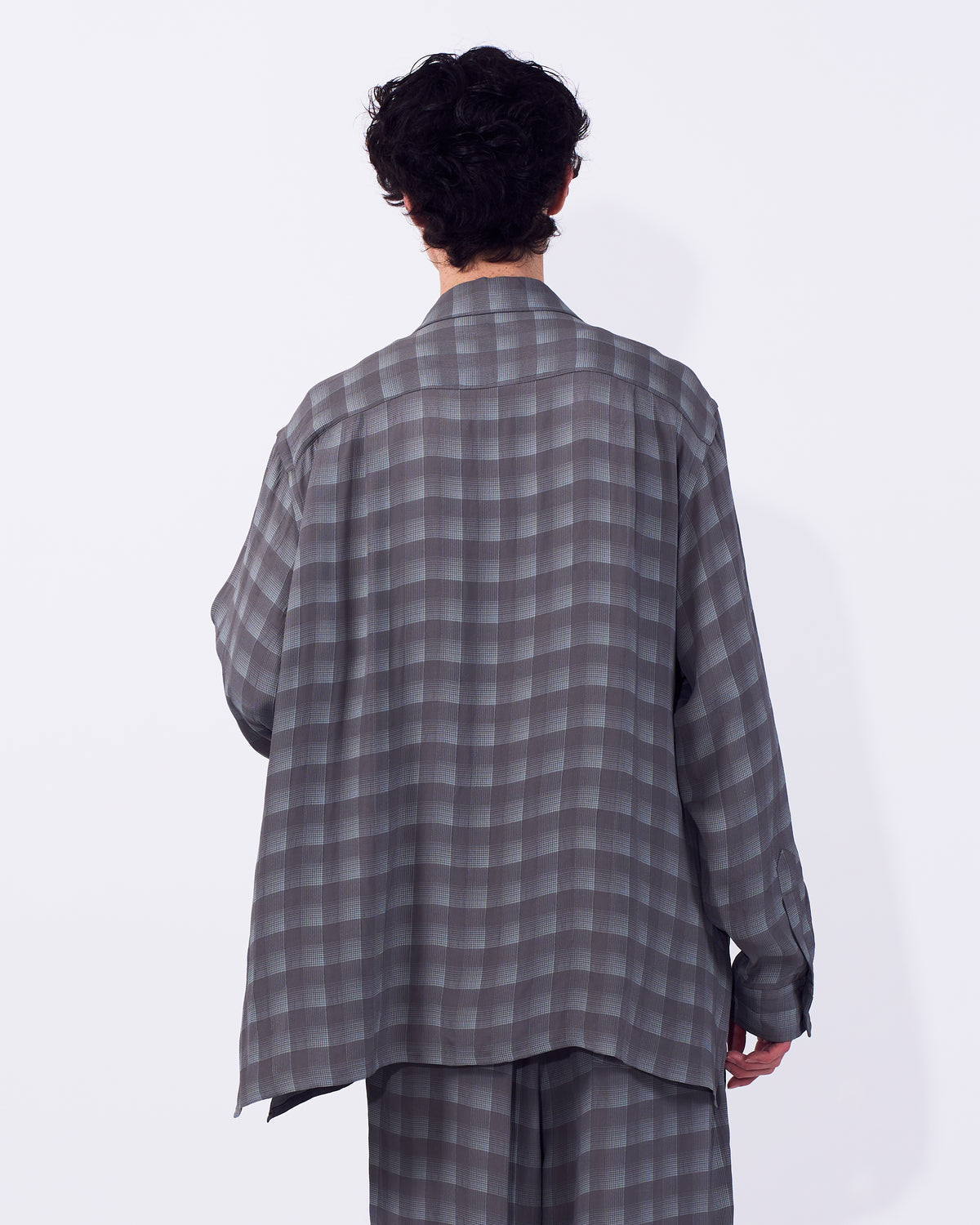 YOKE (ヨーク) ジャカードチェックオープンカラーシャツ グレー 後ろから見た着用イメージ