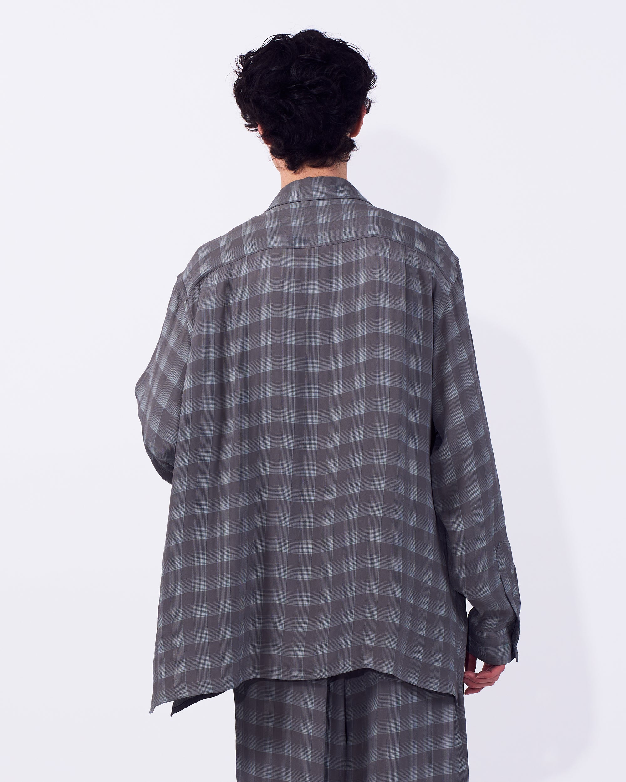 YOKE (ヨーク) ジャカードチェックオープンカラーシャツ グレー 後ろから見た着用イメージ